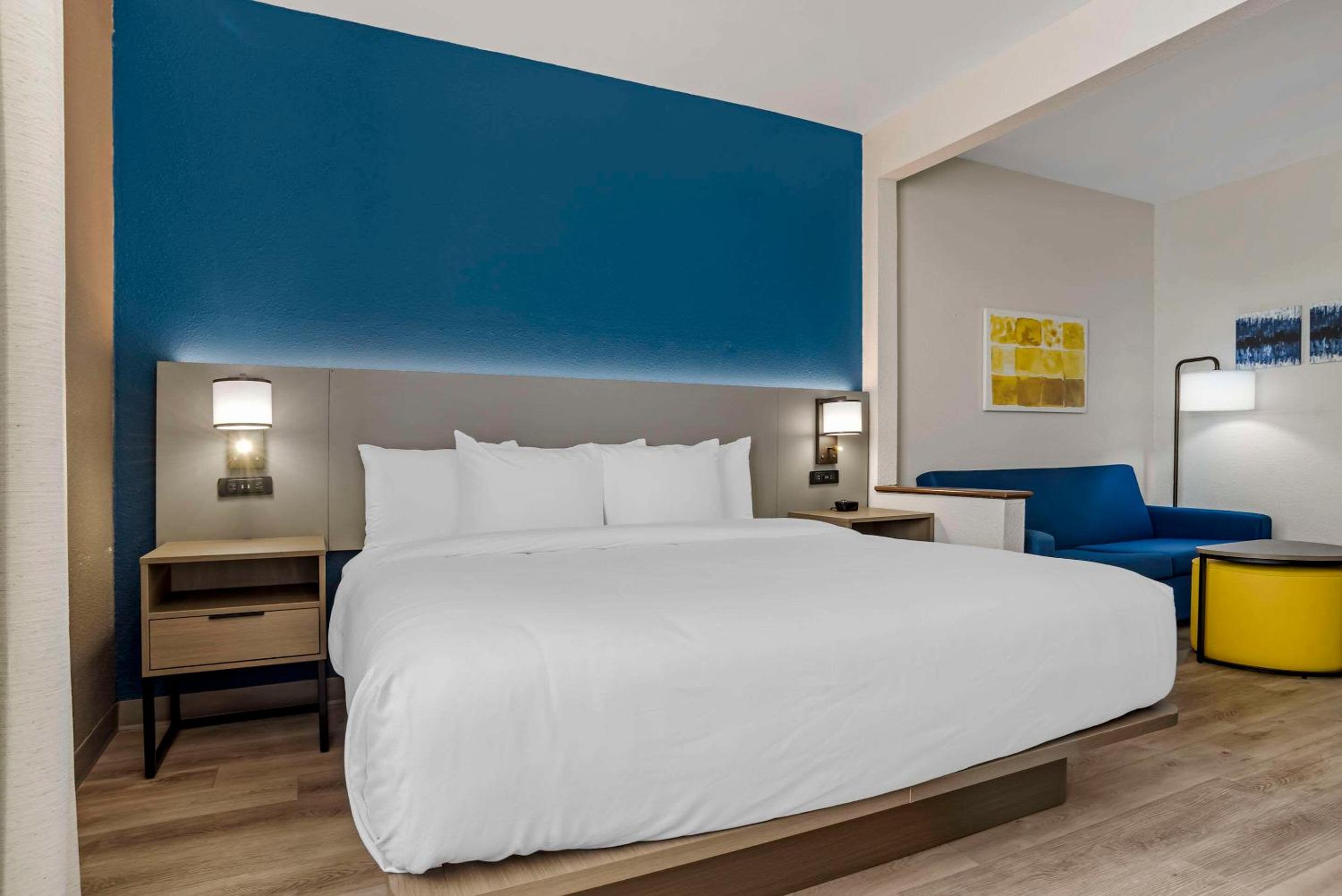King Suite with Sofa Bed - Non-Smoking - Photo 1