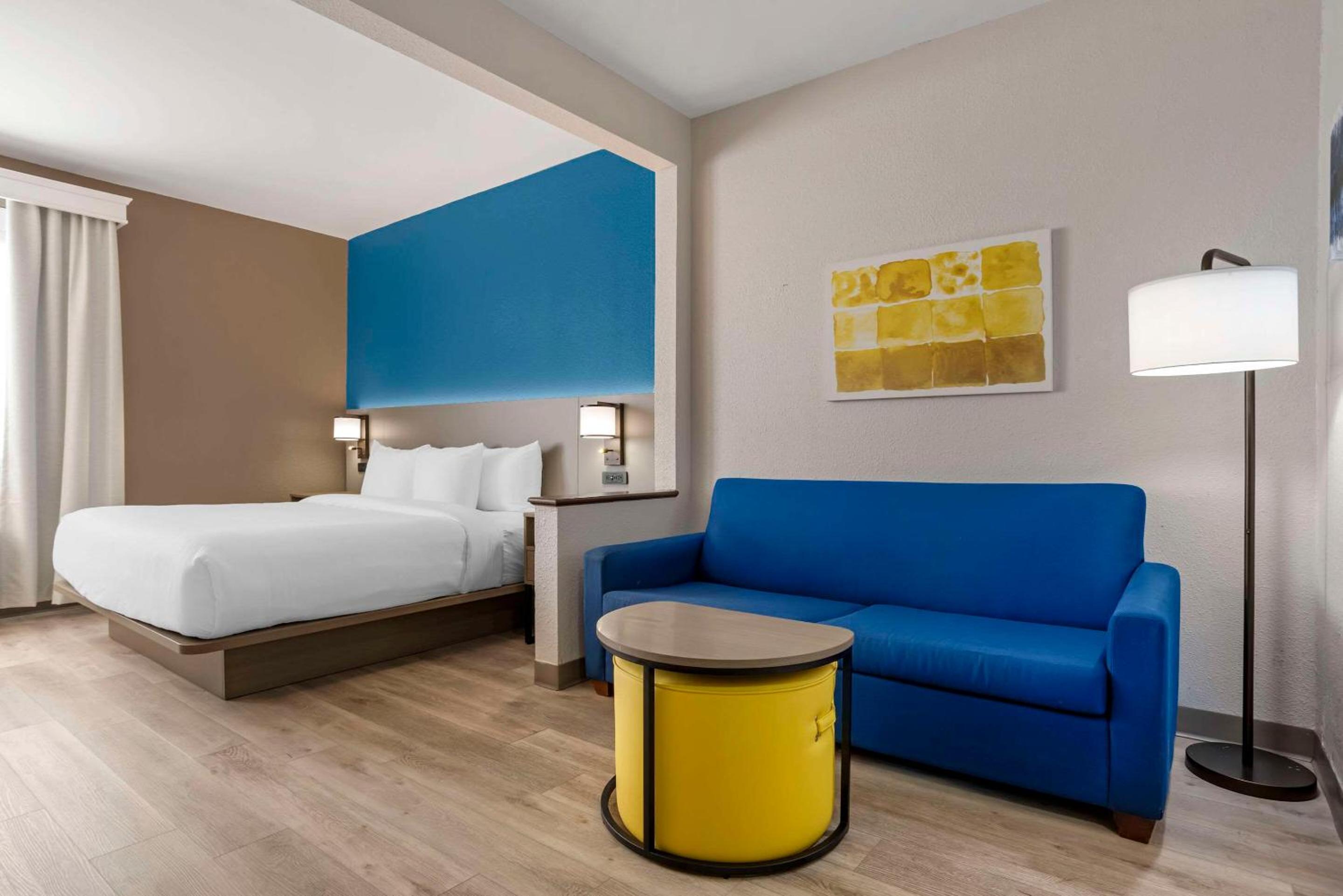 King Suite with Sofa Bed - Non-Smoking - Photo 5