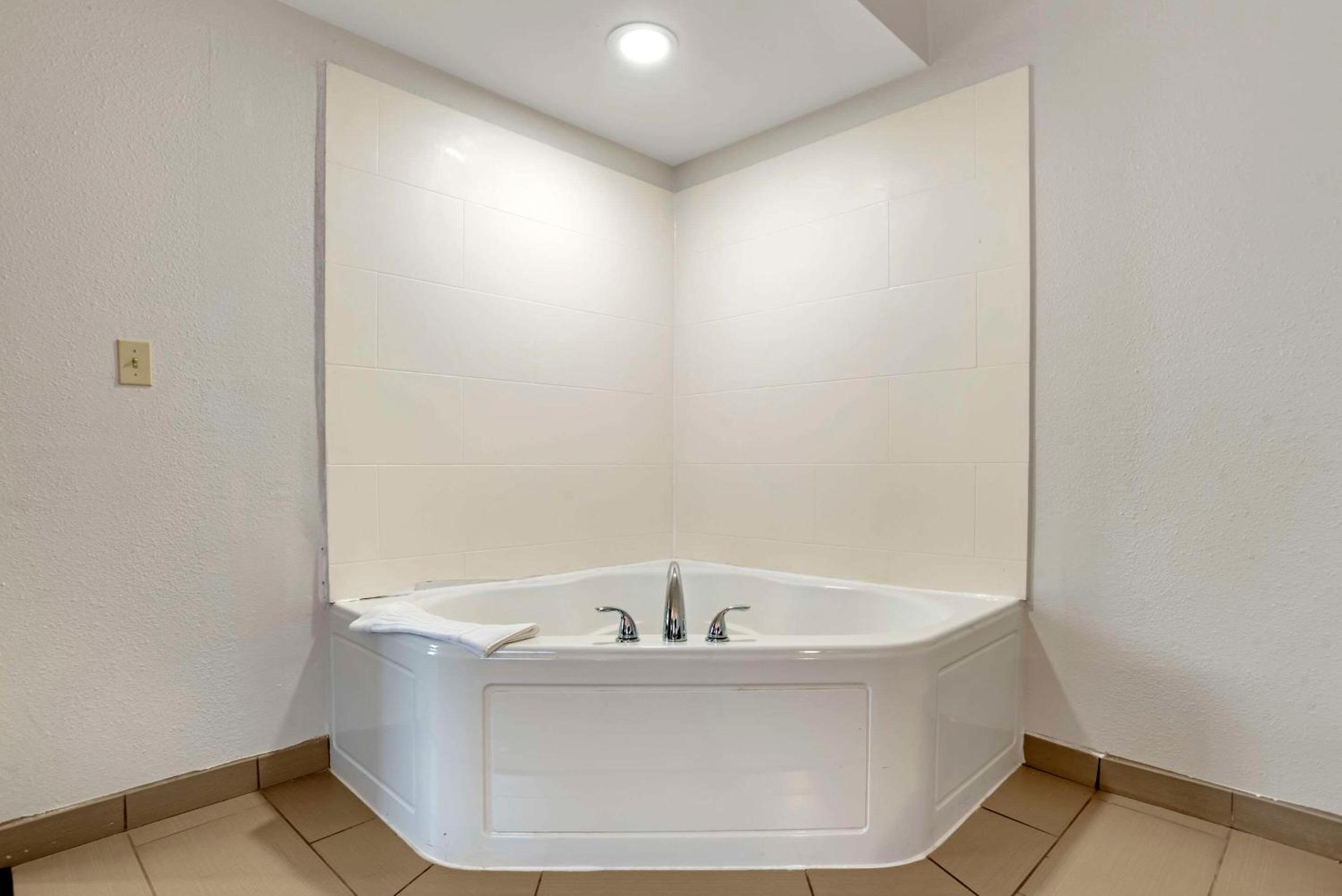 Presidential Suite with Hot Tub - Non-Smoking photo 3