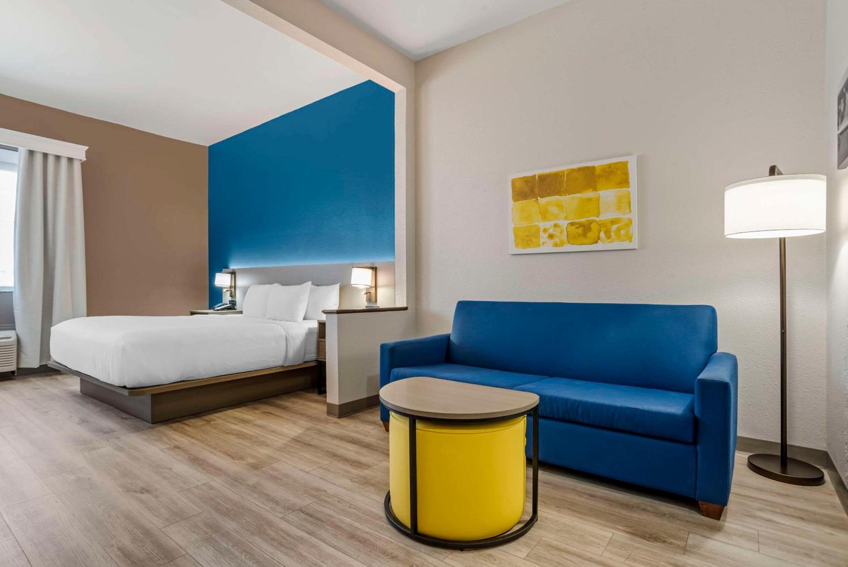 King Suite with Accessible Bath Tub - Non-Smoking - Photo 6