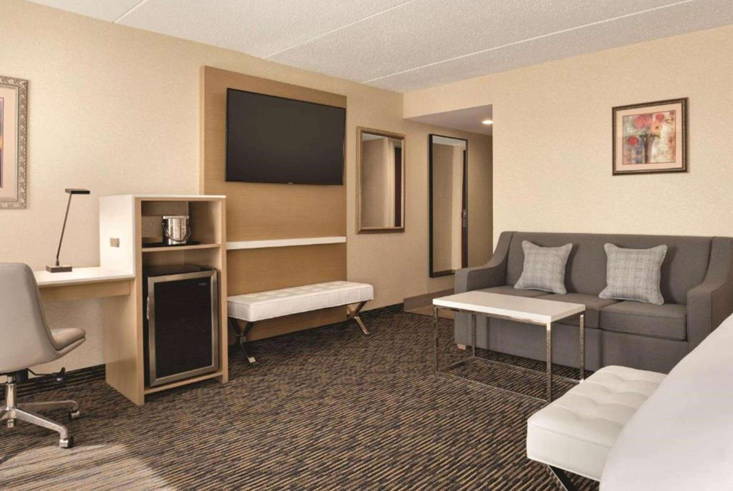 King Suite - Non-Smoking photo 1