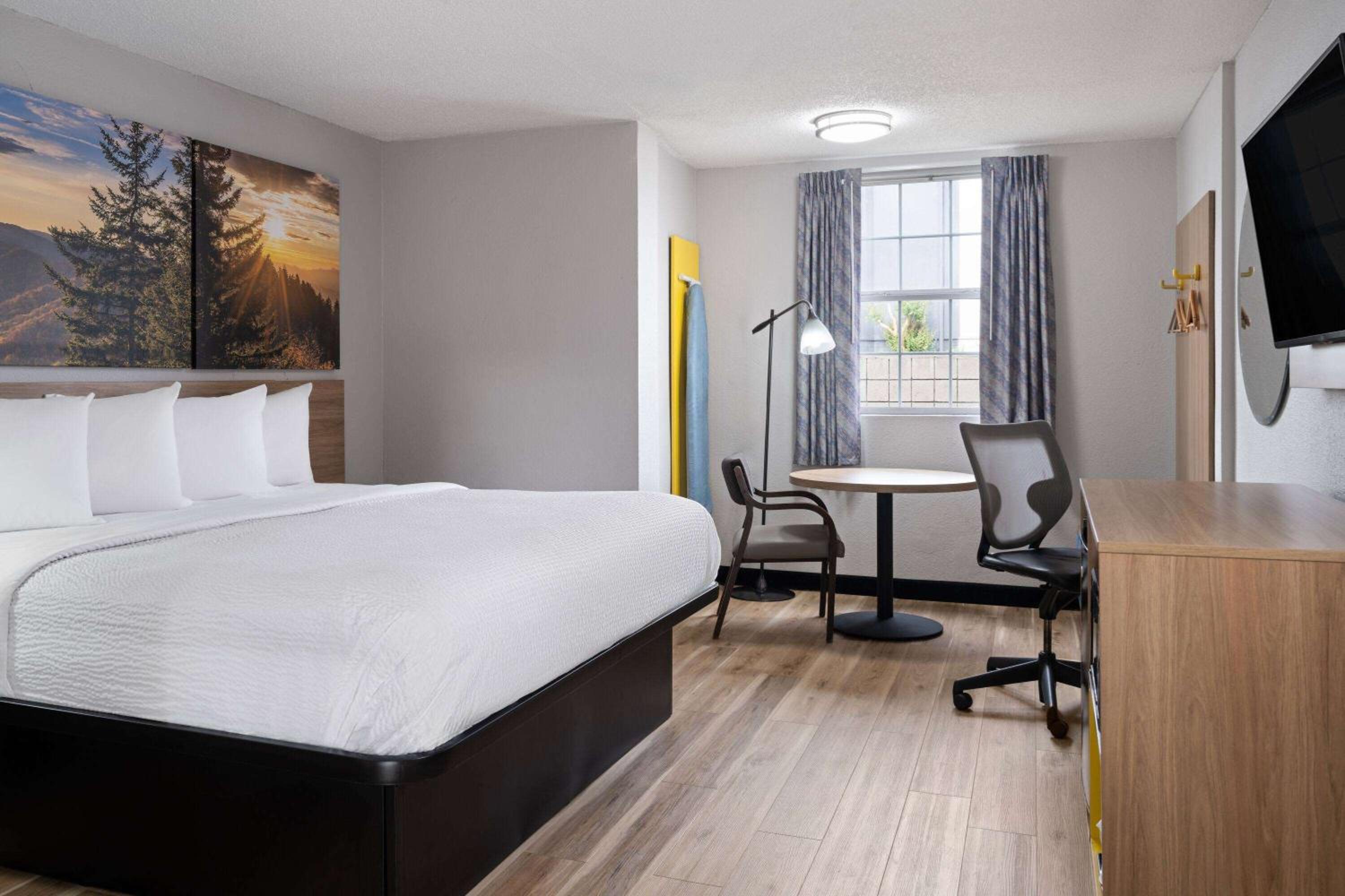 King Room - Non-Smoking - Photo 1