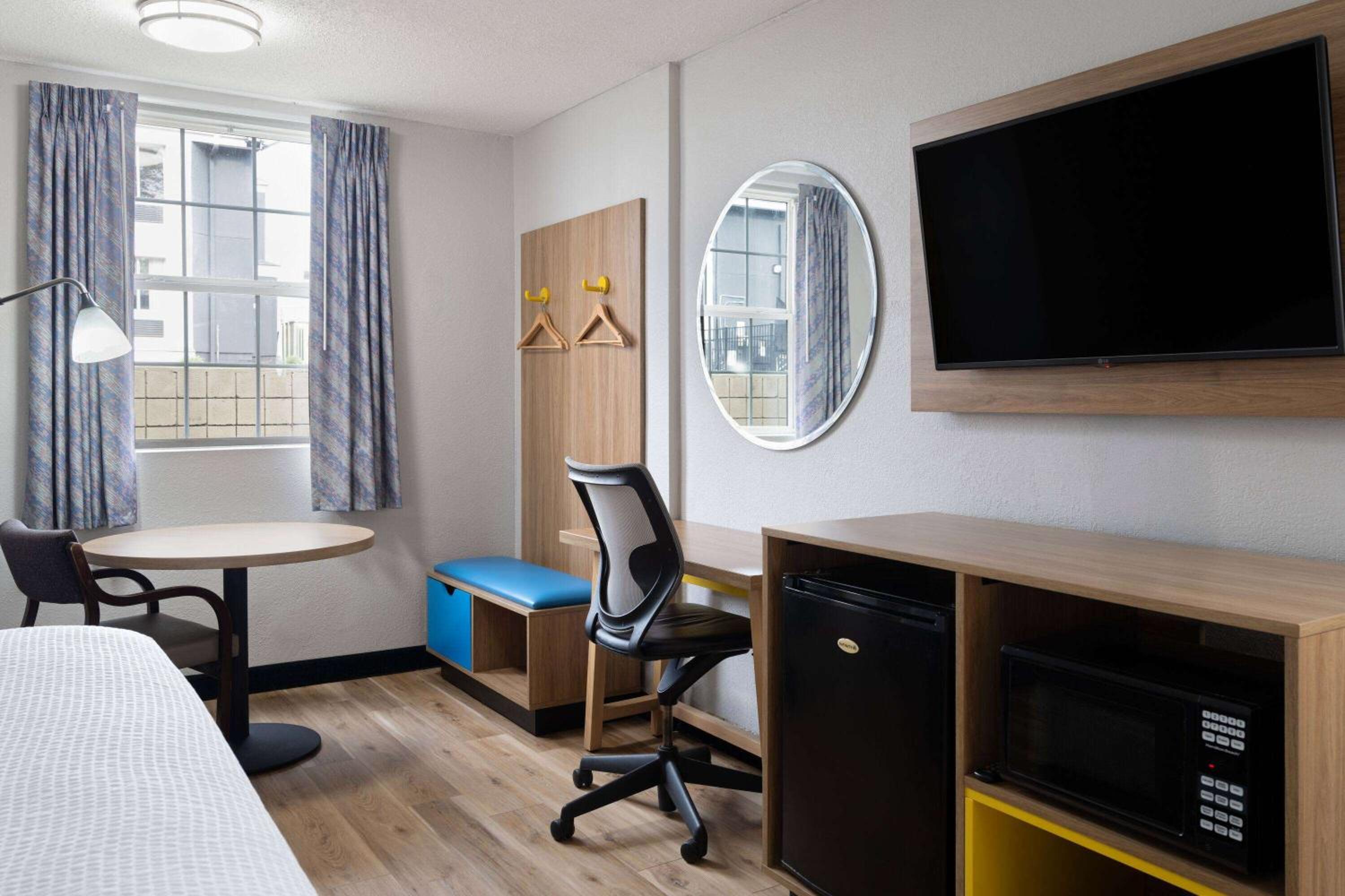 King Room - Non-Smoking - Photo 4