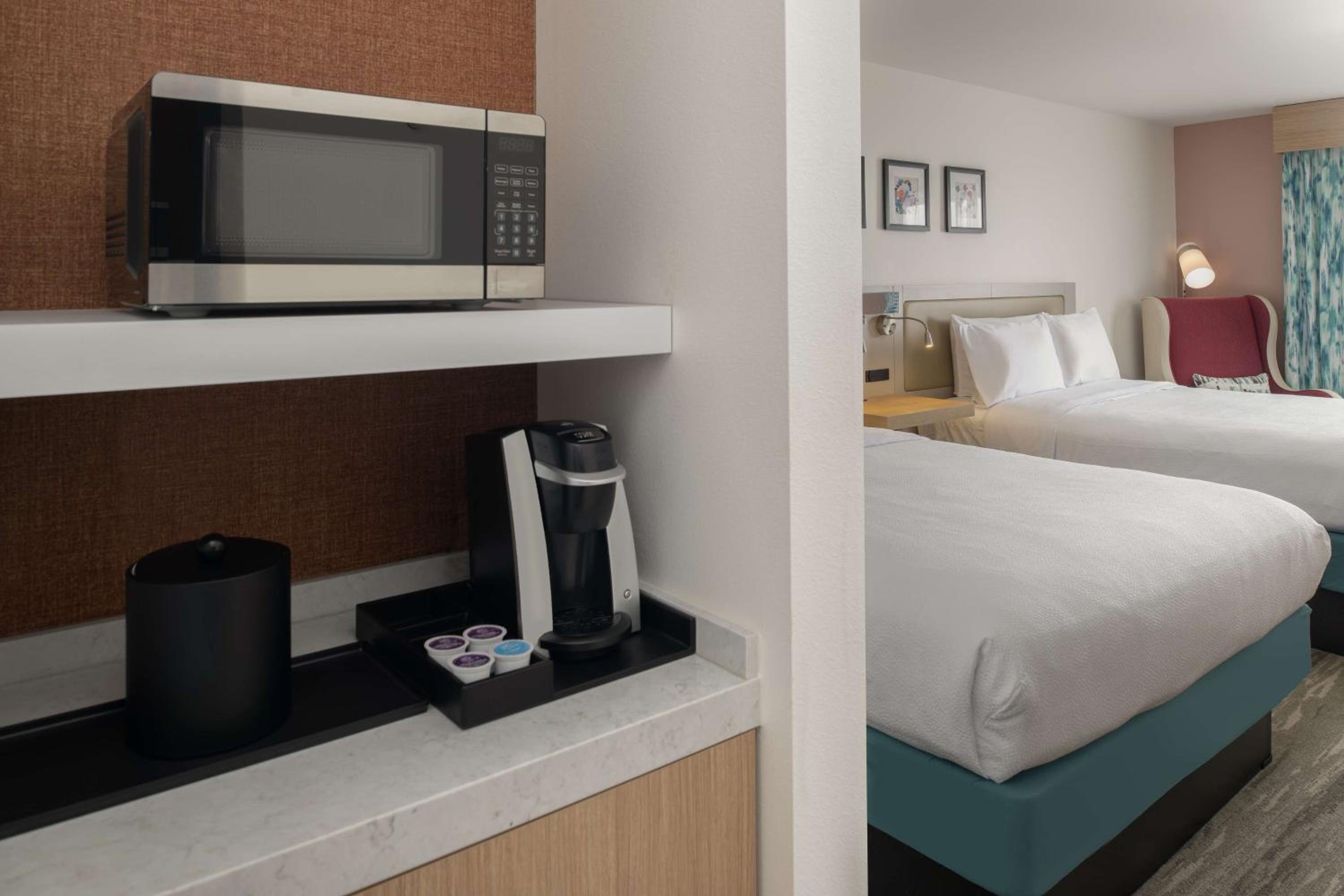 Queen Room with Two Queen Beds photo 1