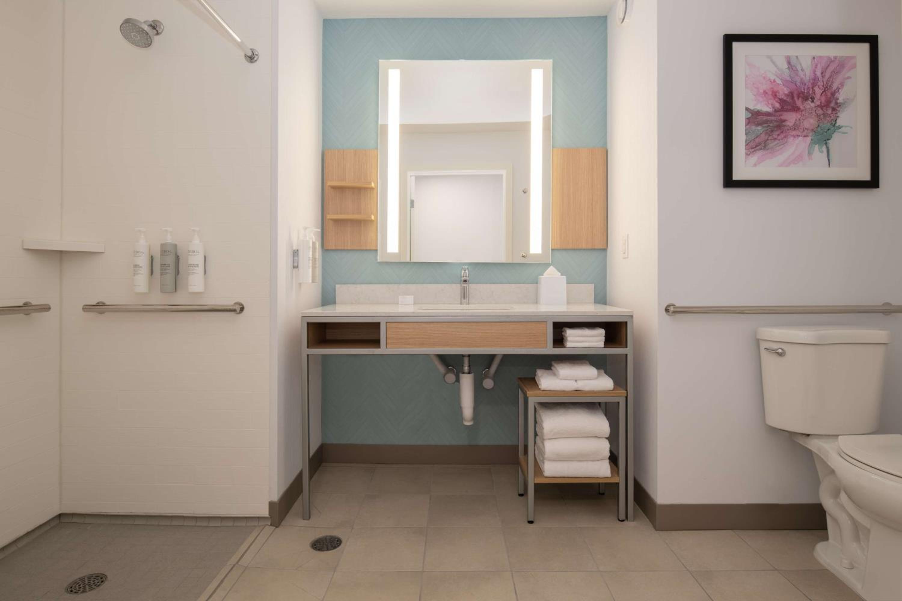 Two-Bedroom King Suite with Two King Beds and Roll-In Shower - Mobility Accessible photo 3