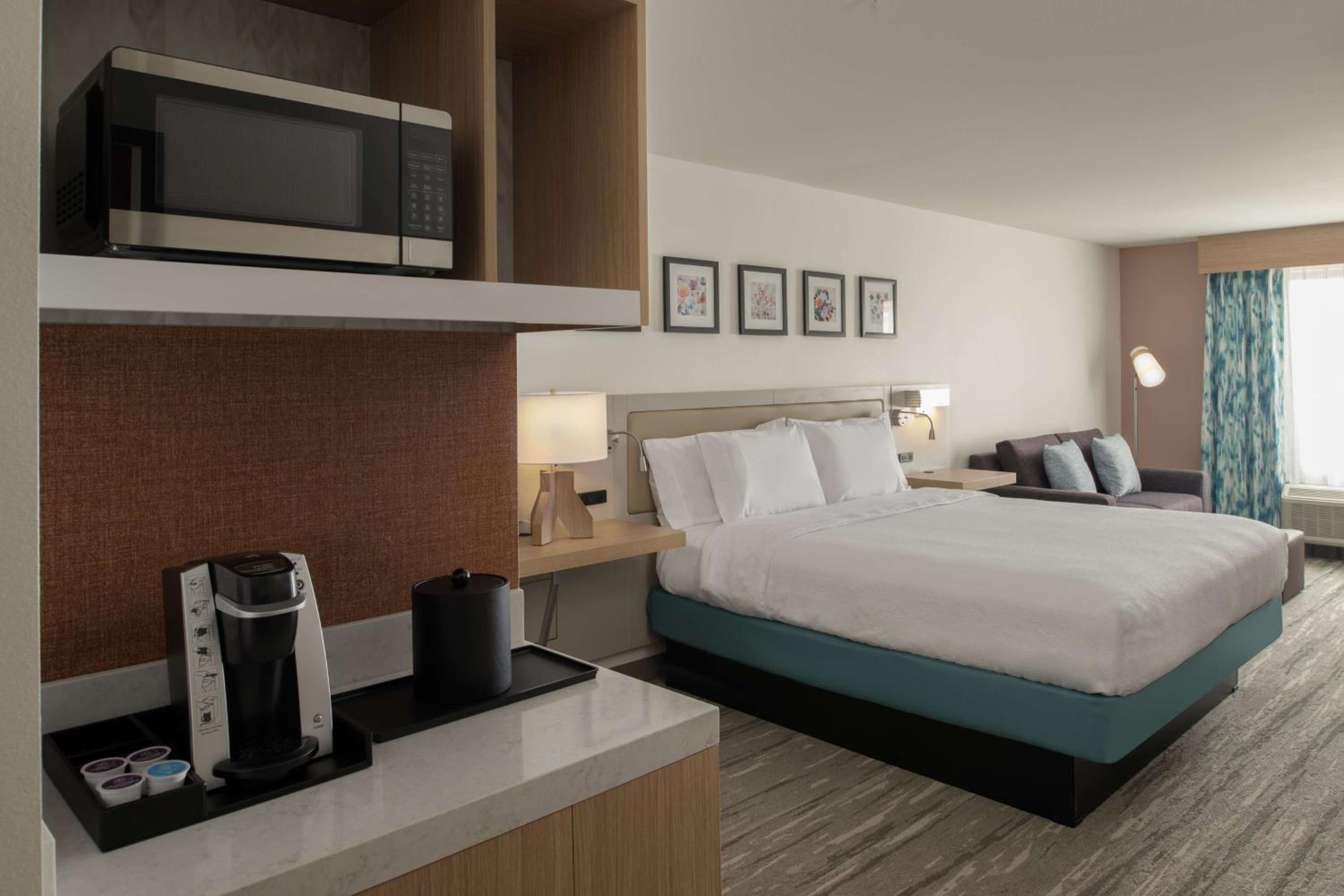 King Room with Sofa Bed - Non-Smoking photo 3