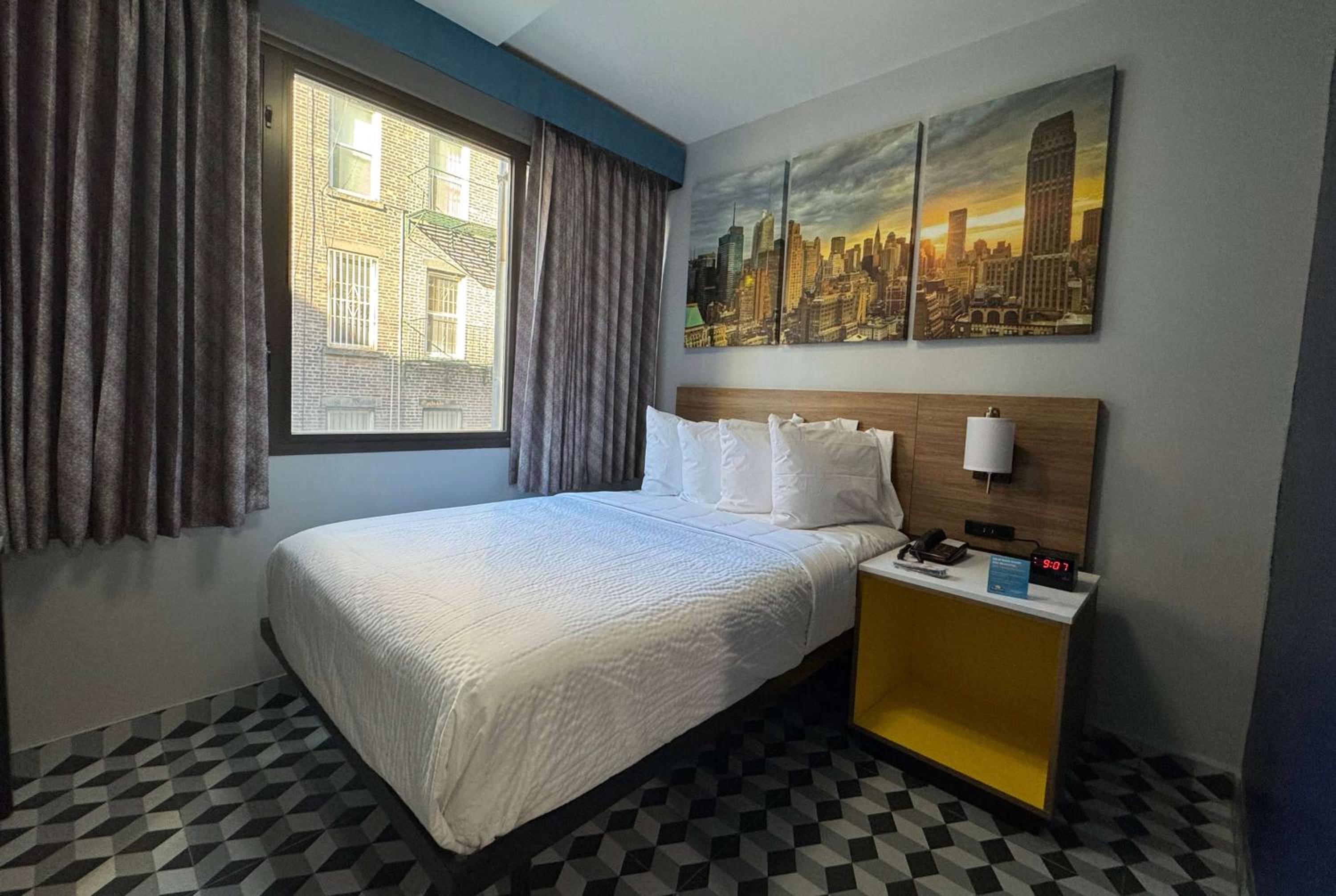 Double Room with Roll-In Shower - Mobility Accessible/Non-Smoking photo 1