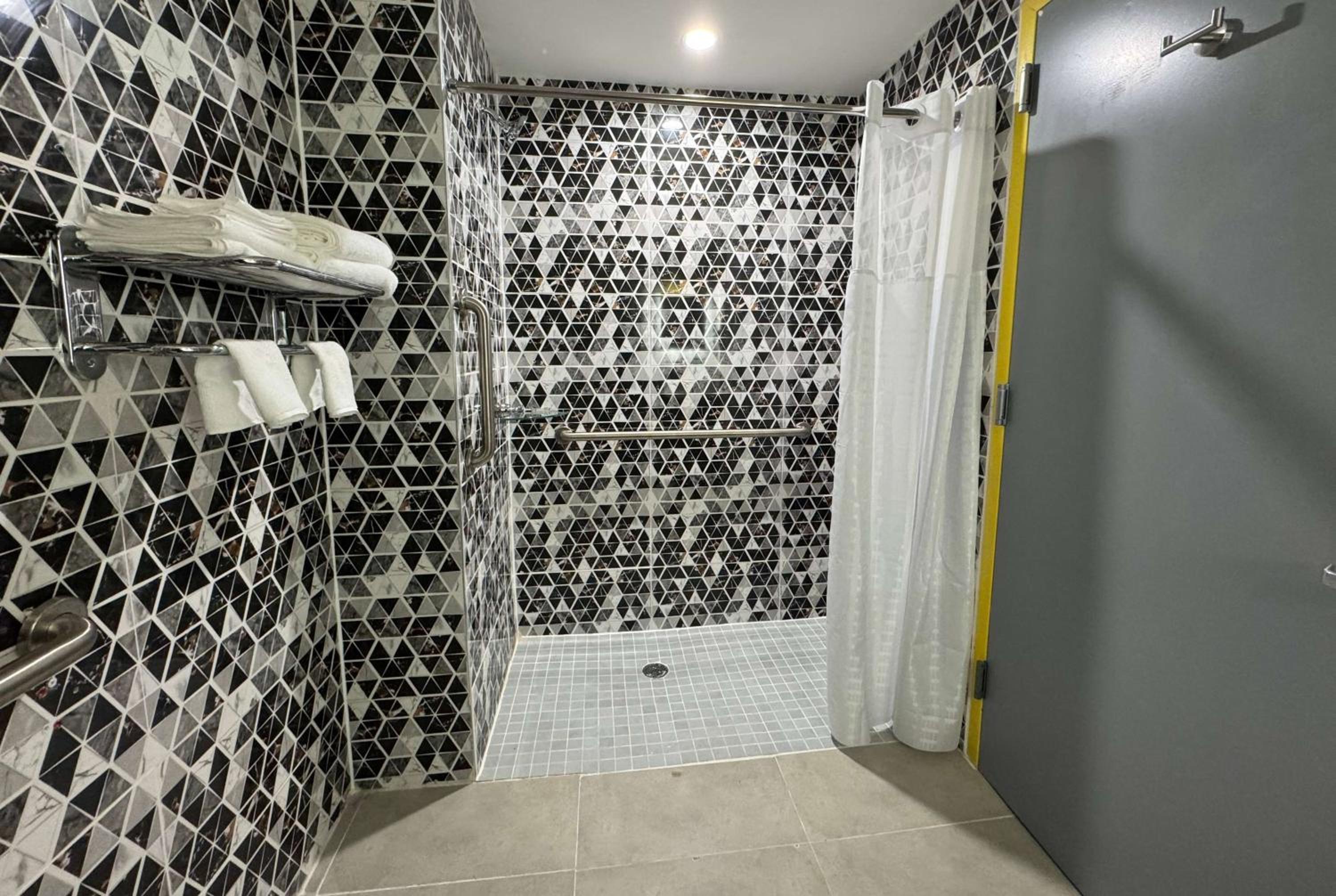 Double Room with Roll-In Shower - Mobility Accessible/Non-Smoking photo 2