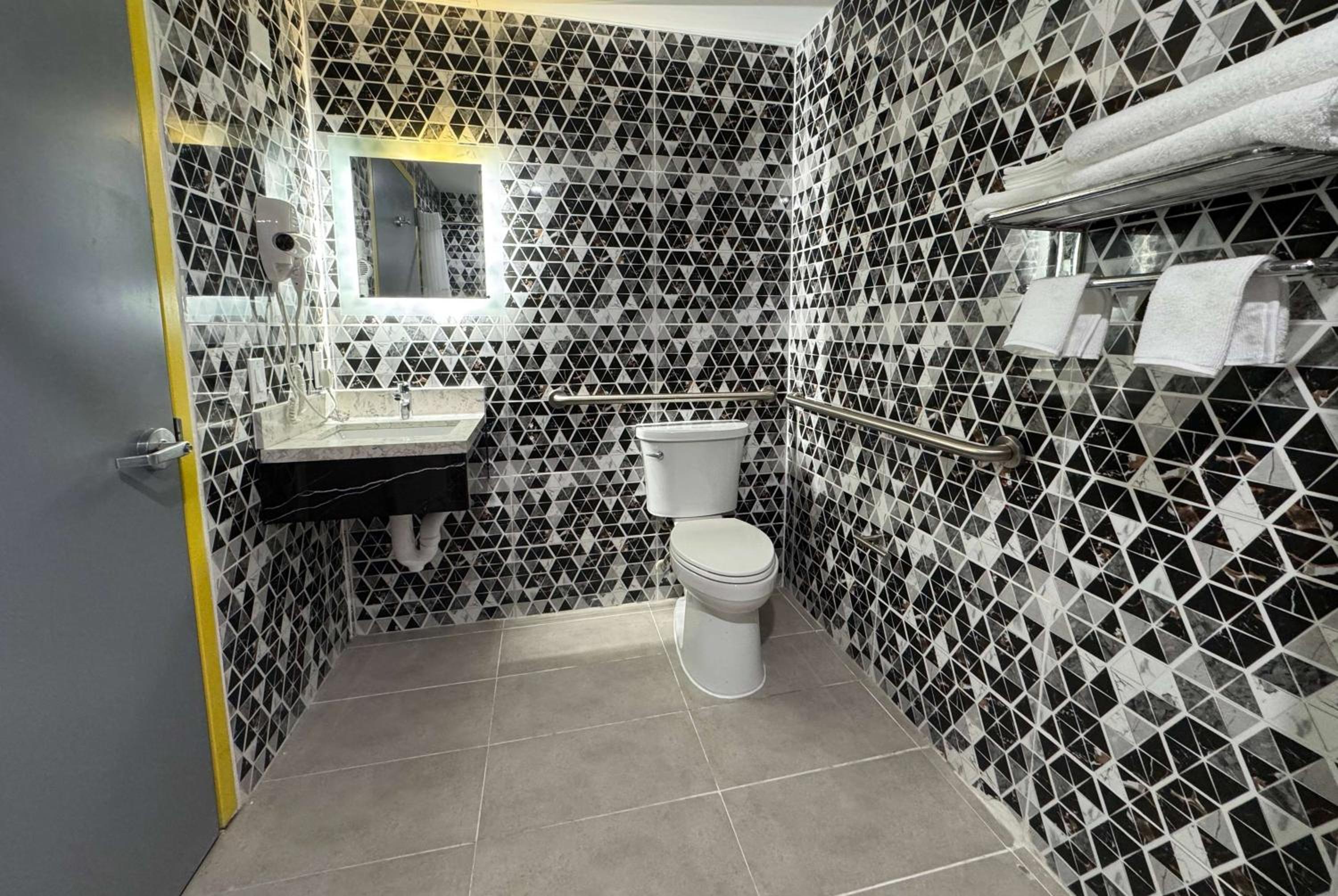 Double Room with Roll-In Shower - Mobility Accessible/Non-Smoking photo 3