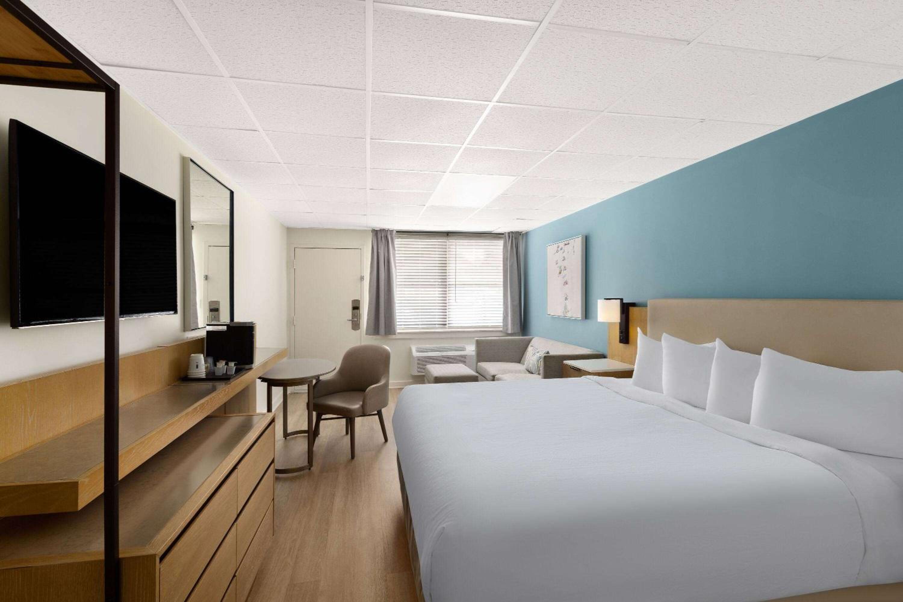 Deluxe King Room - Non-Smoking photo 2