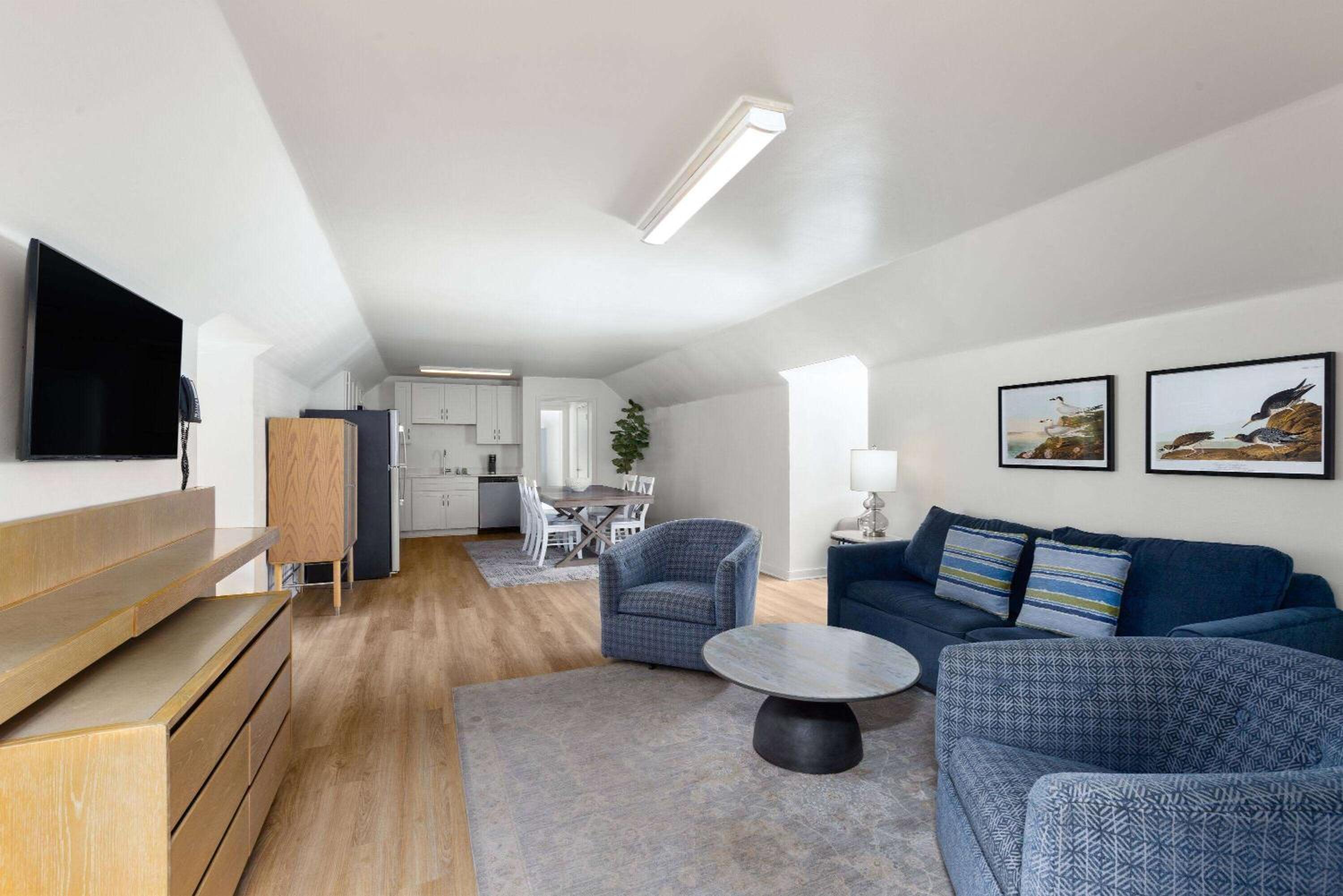 Deluxe King Suite - Non-Smoking photo 2