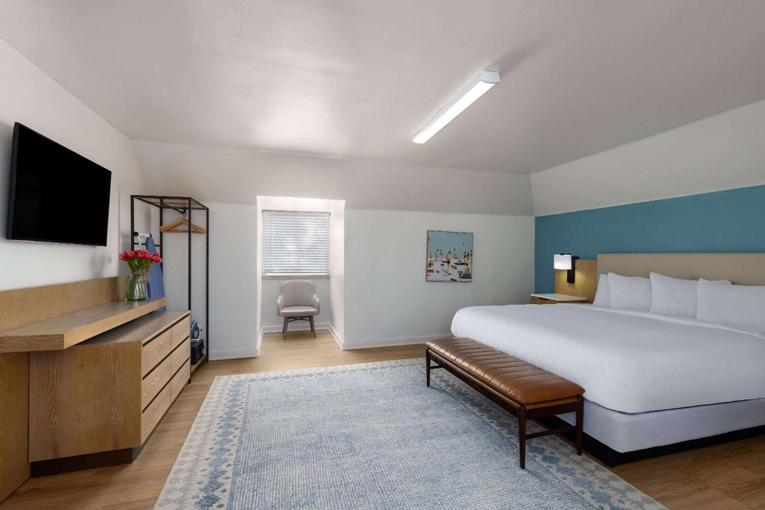Deluxe King Suite - Non-Smoking photo 1