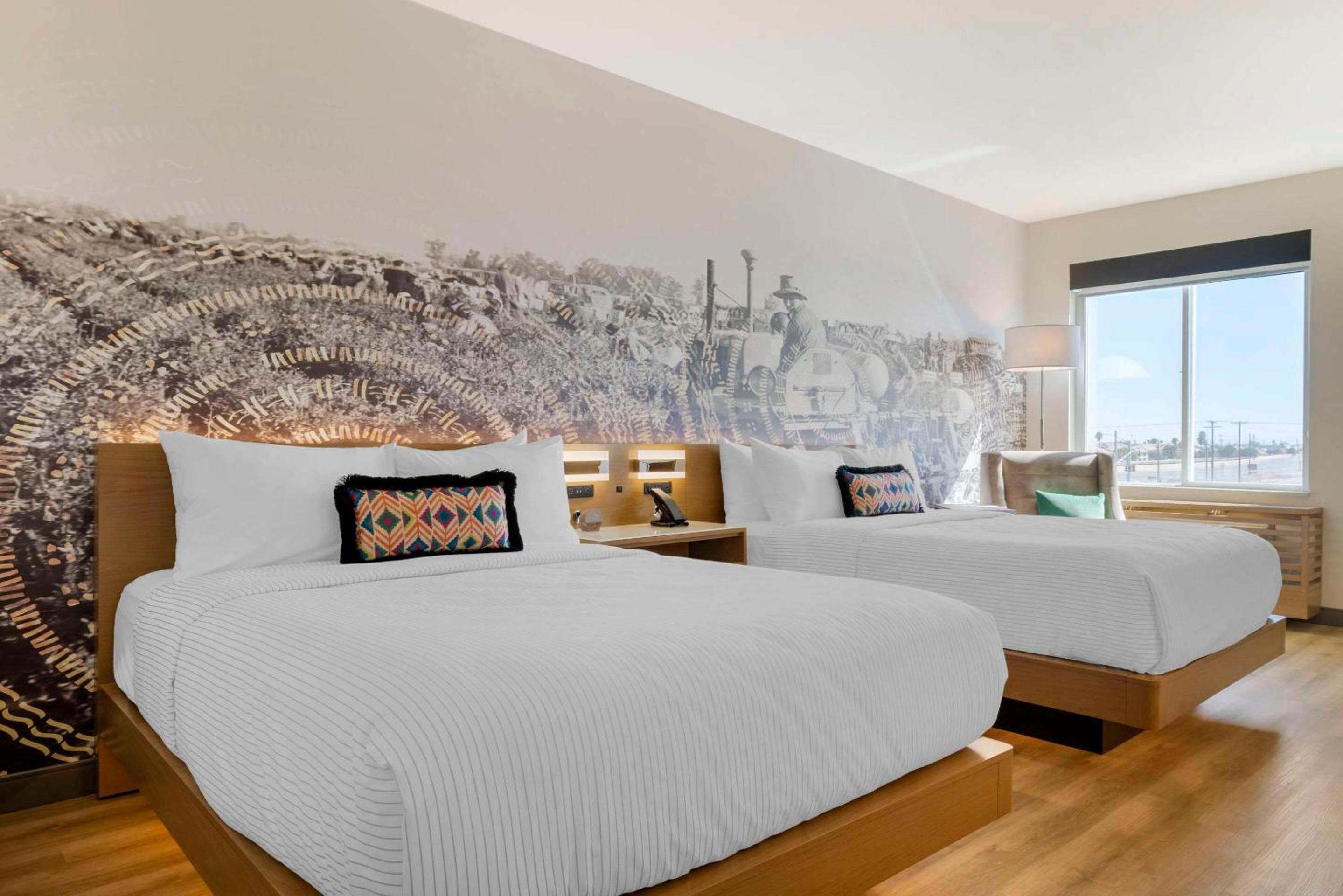 Queen Room with Two Queen Beds - Non-Smoking - Photo 2