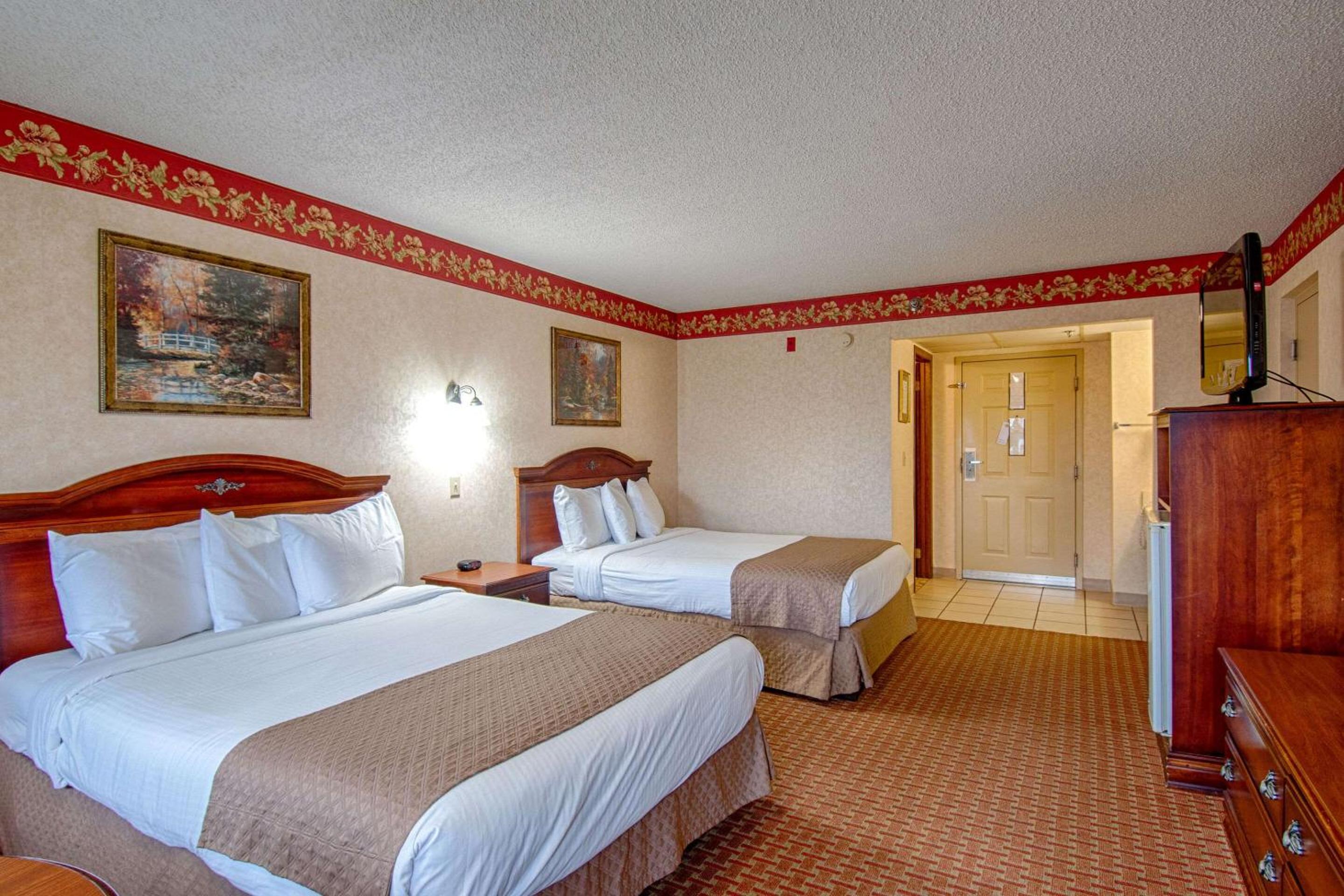 Queen Room with 2 Queen Beds - Non Smoking photo 2