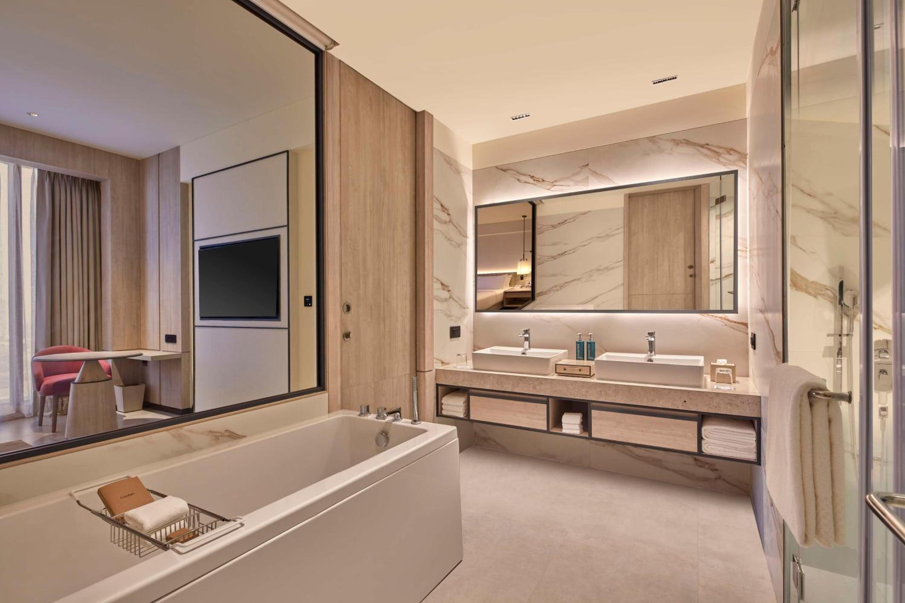 Premium King Suite - Lounge Access - Photo 4
