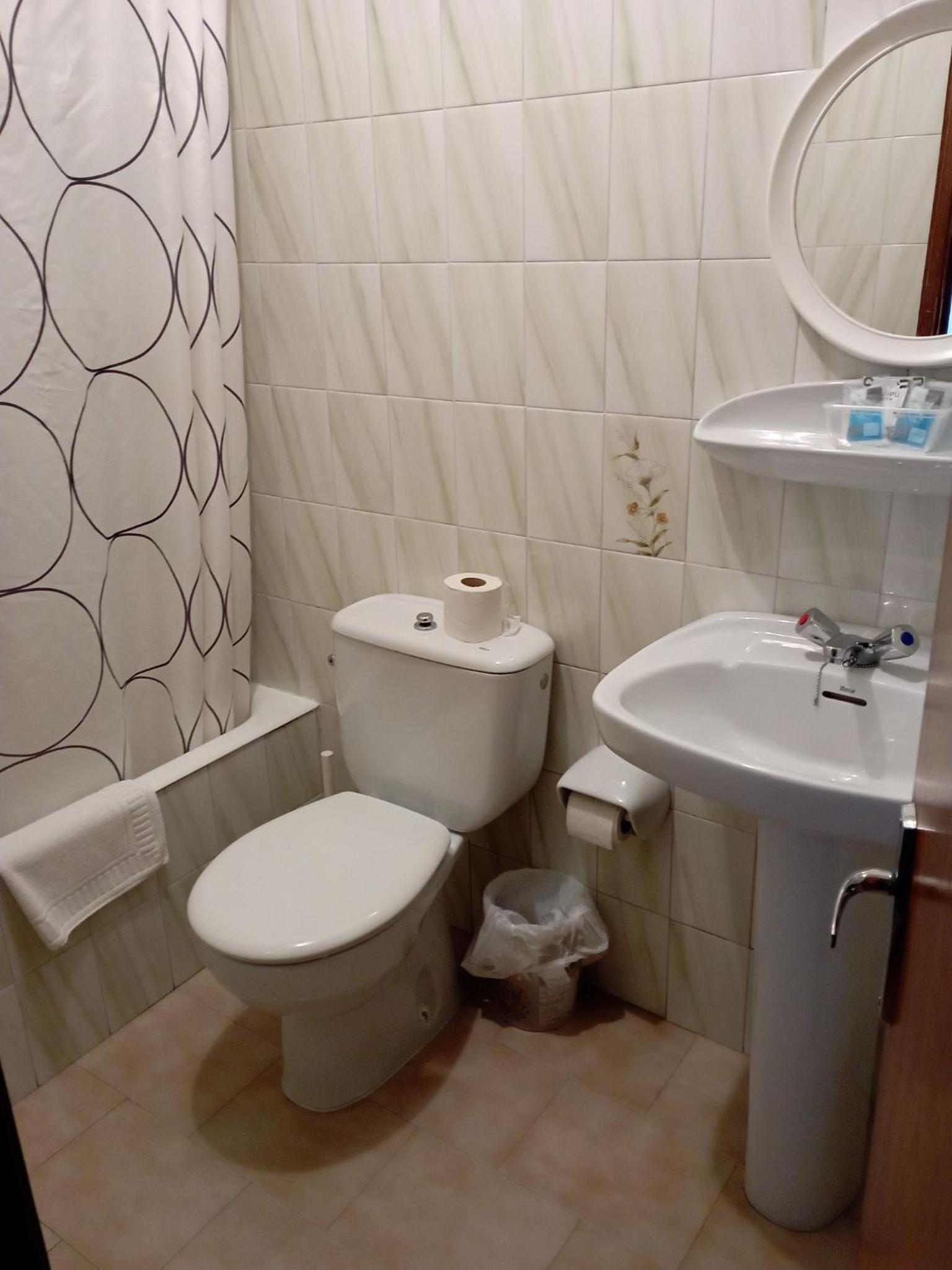 Single Room with Shared Bathroom photo 3
