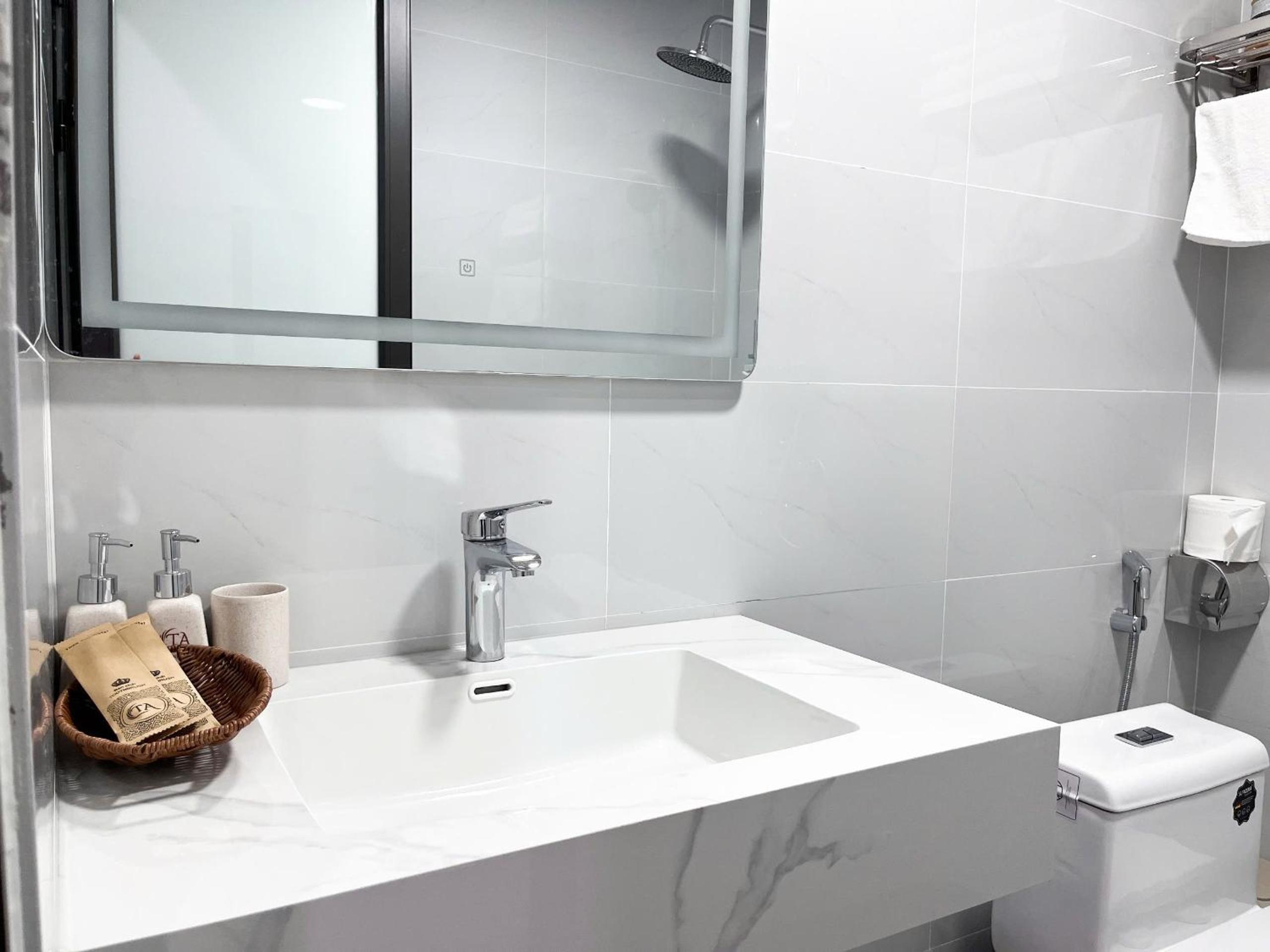 Deluxe Double or Twin Room with City View - Photo 7