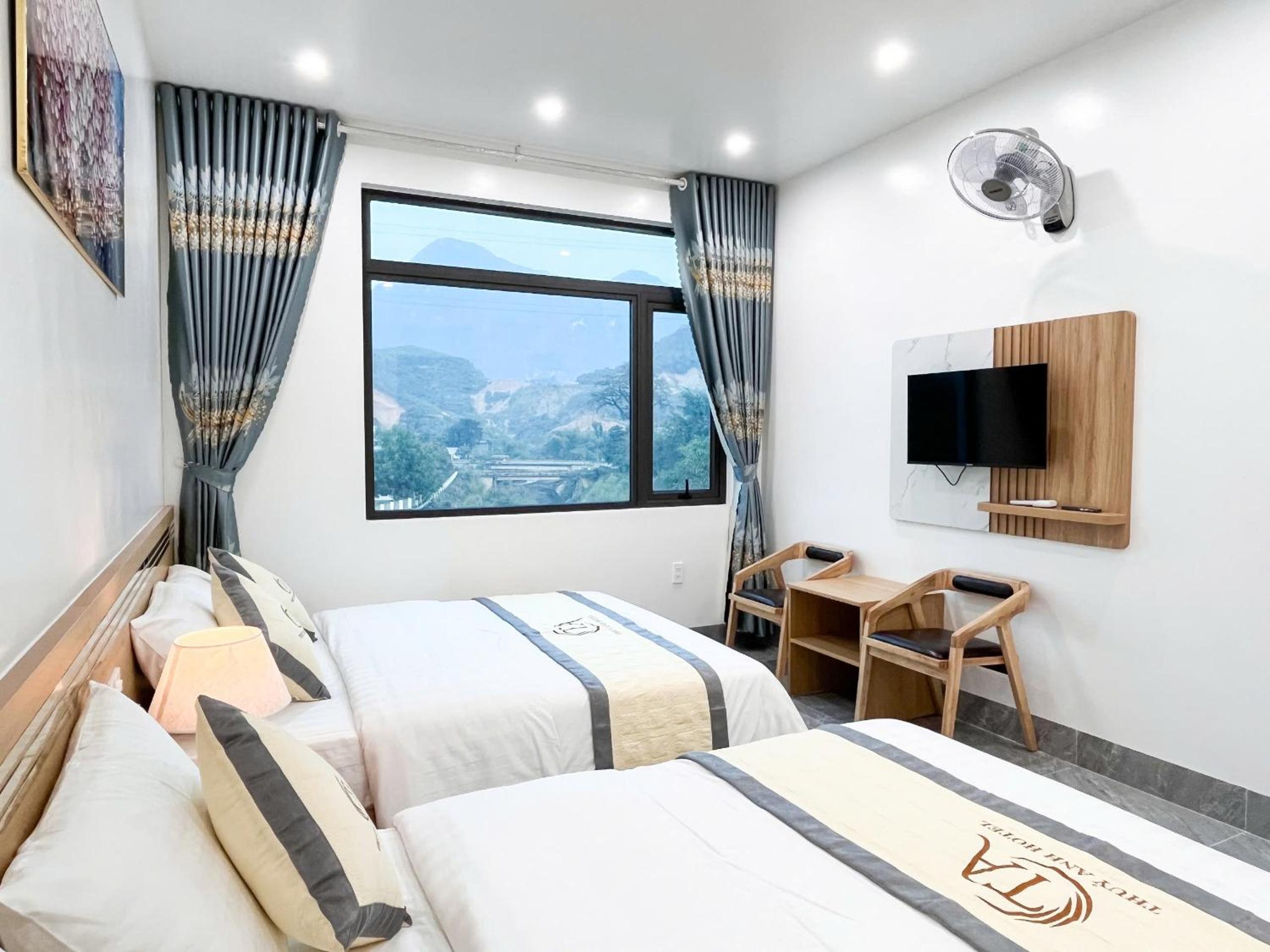 Family Room With Mountain View - Photo 1