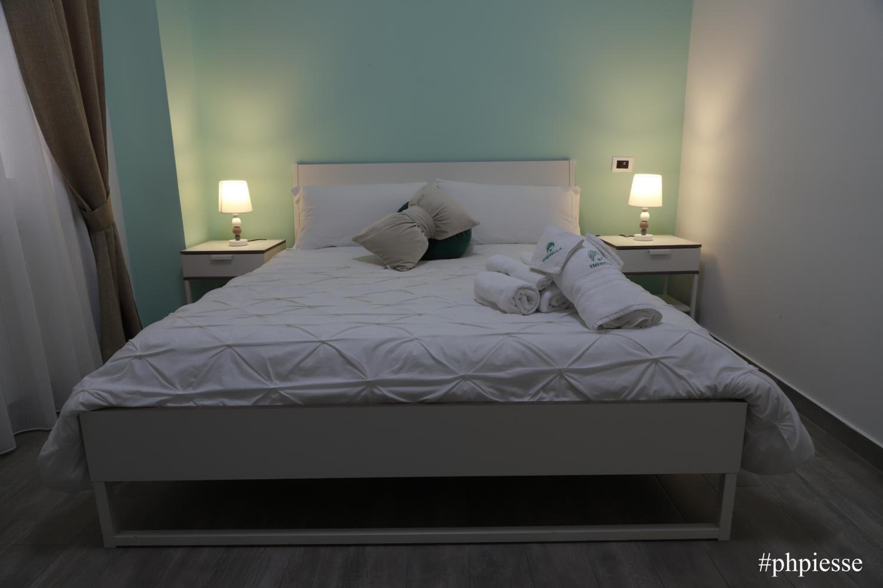 Deluxe Room (2 Adults + 1 Child) - Photo 4