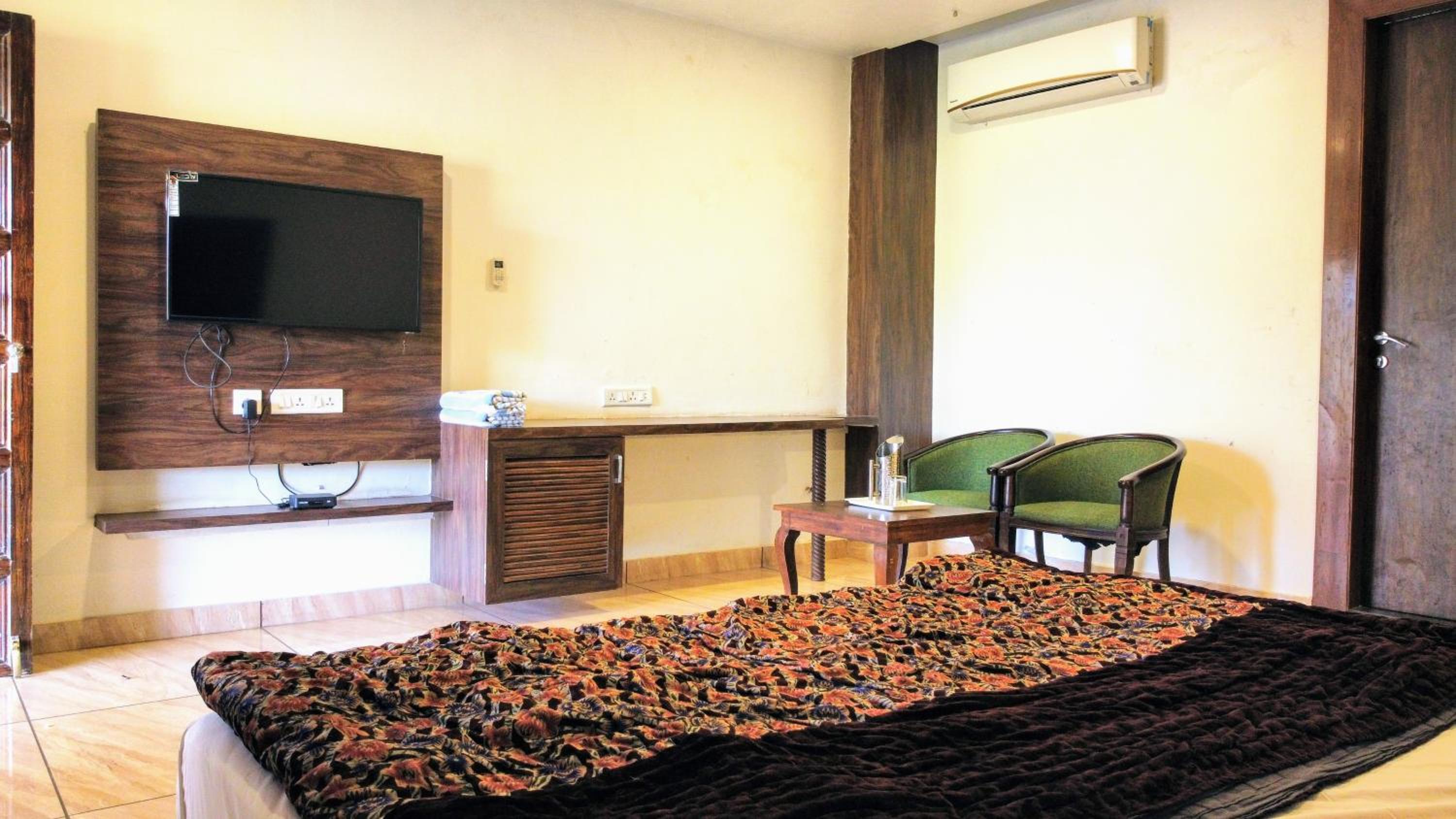 Deluxe Double Room with Balcony photo 3