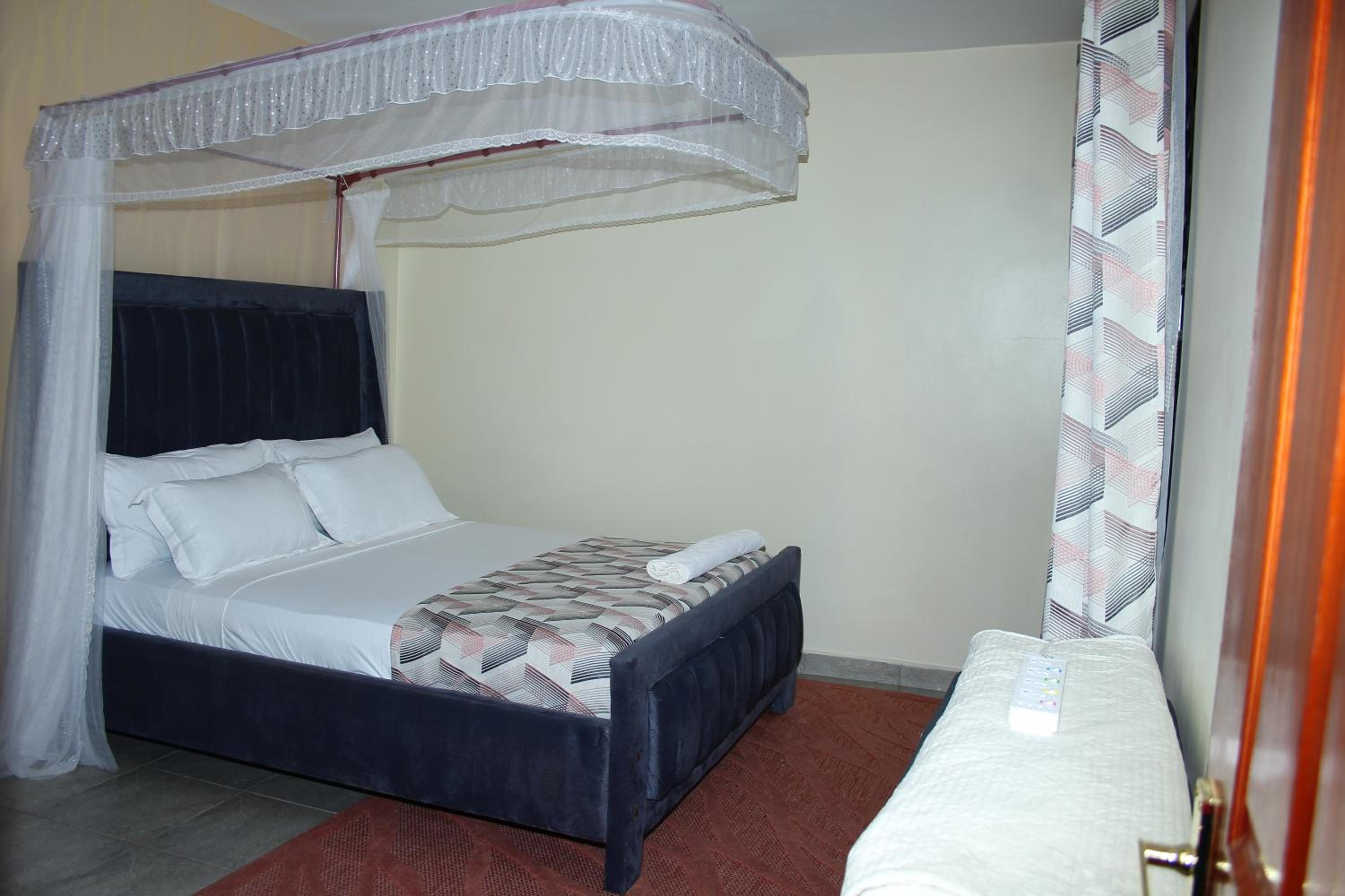Three-Bedroom Apartment with View photo 3