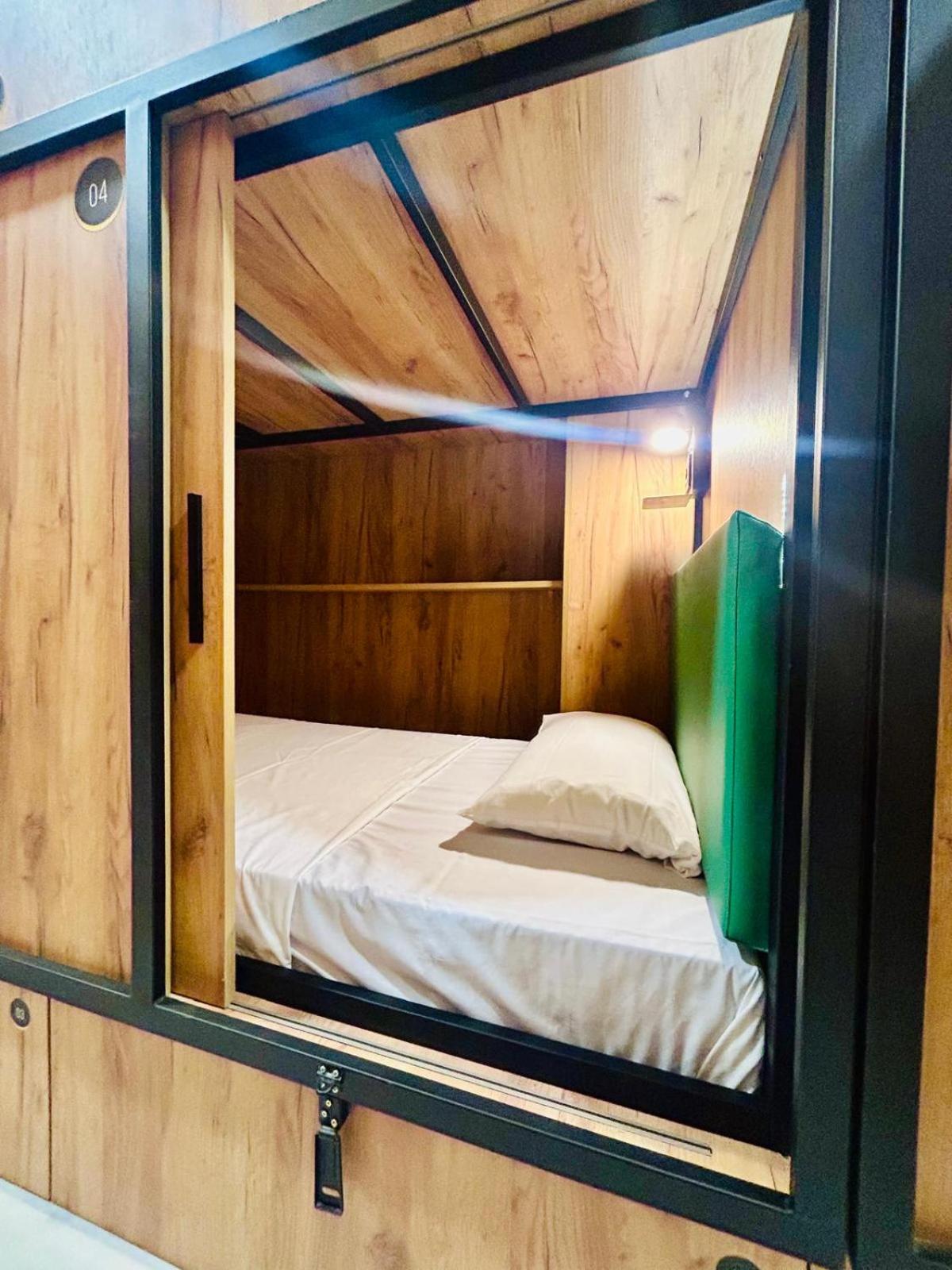 Individual Capsule Shared Room