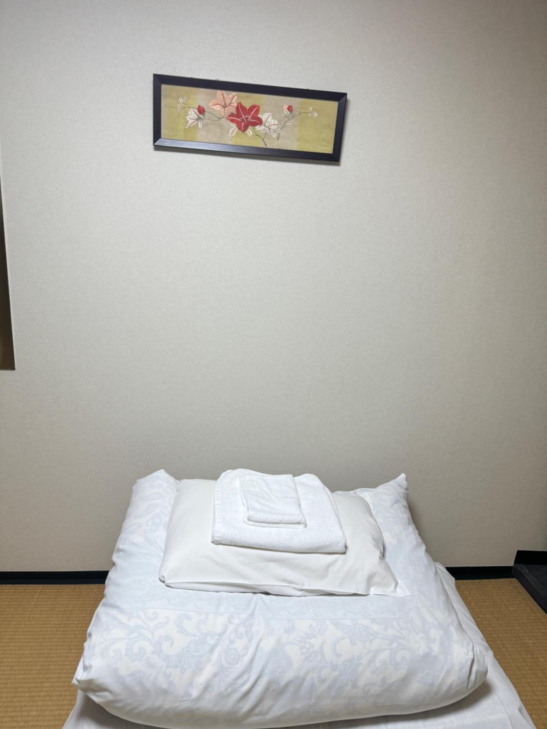 Single Room with Shared Shower and Toilet photo 1
