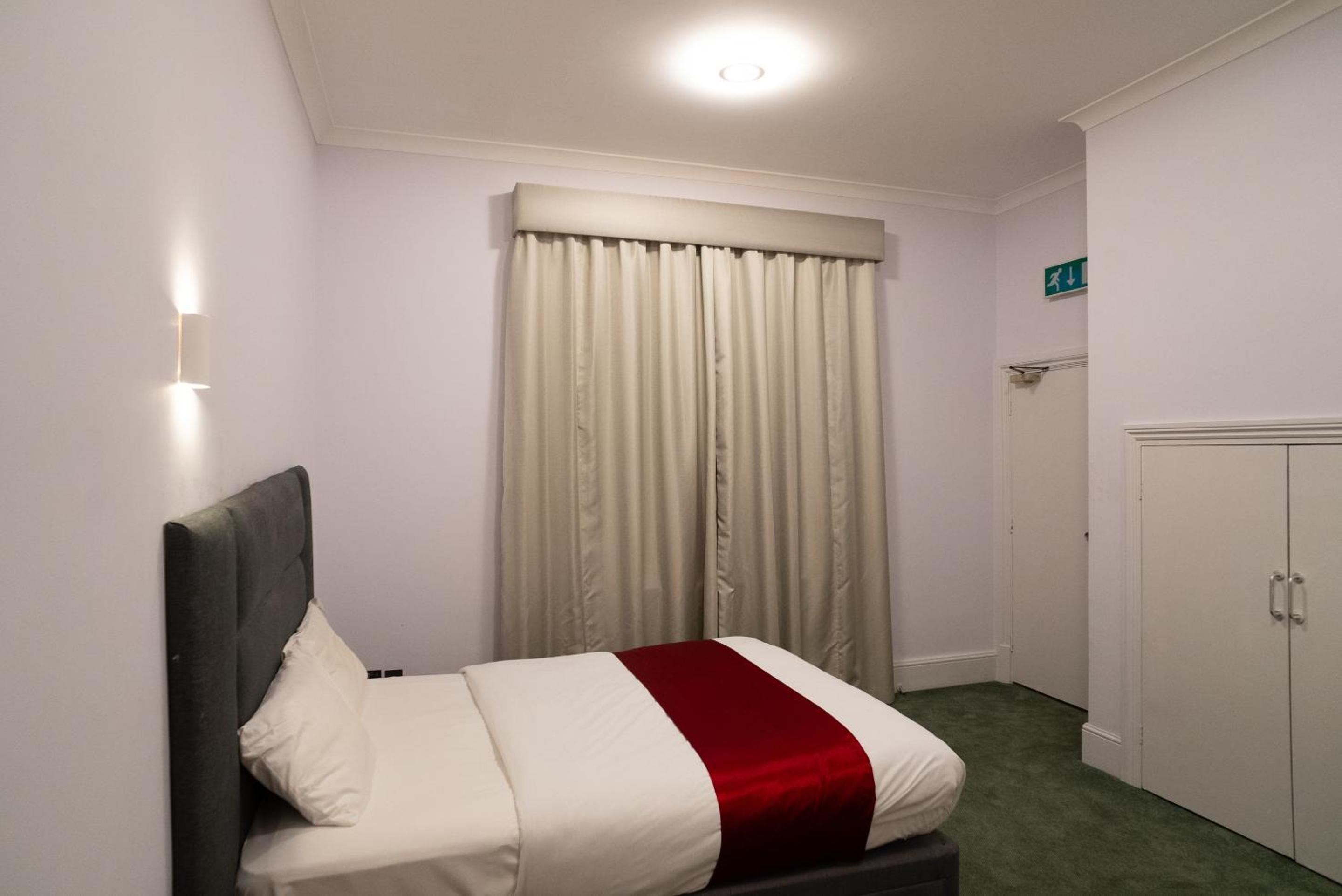 Double Room with Shared Bathroom photo 2