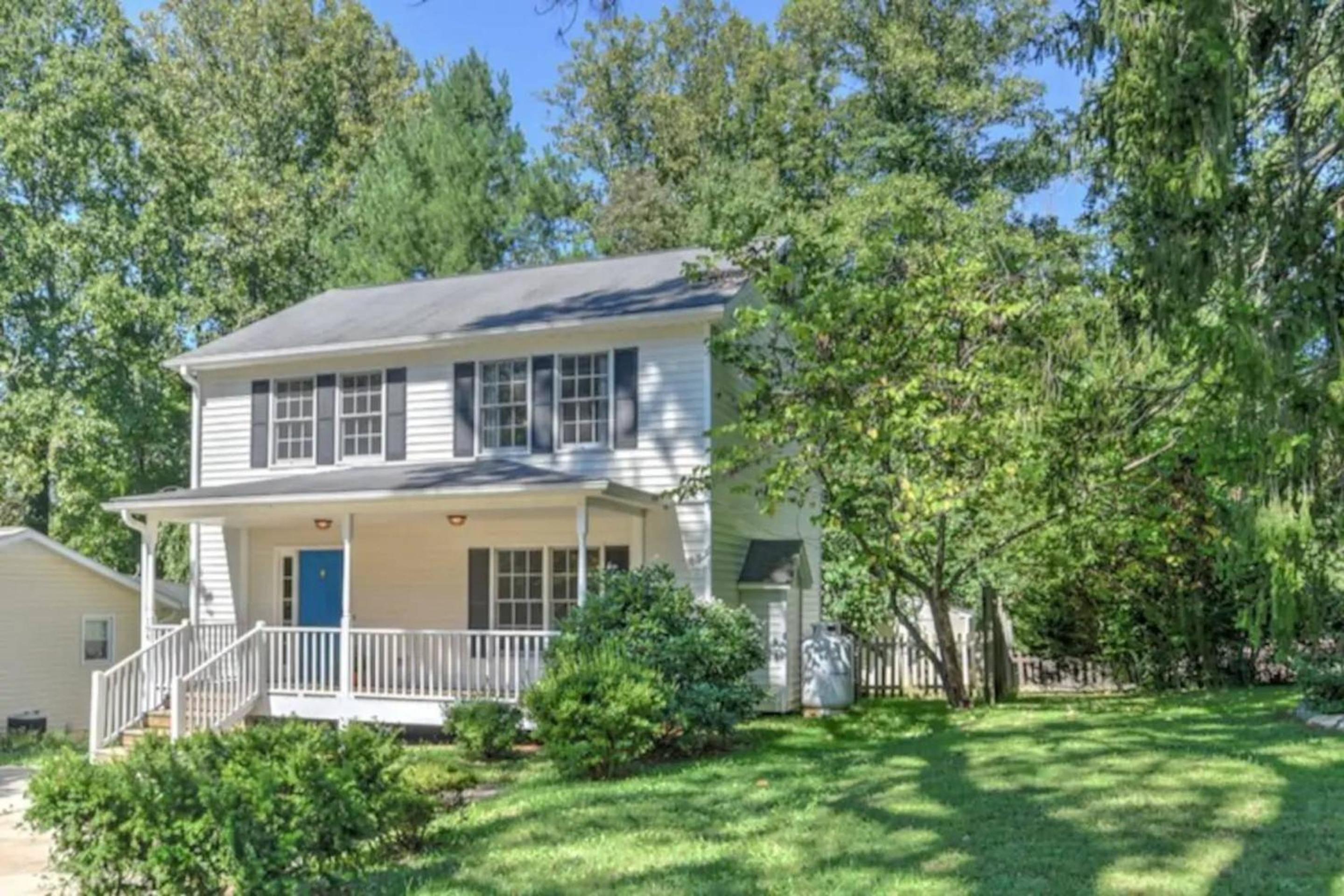 Three-Bedroom House photo 2