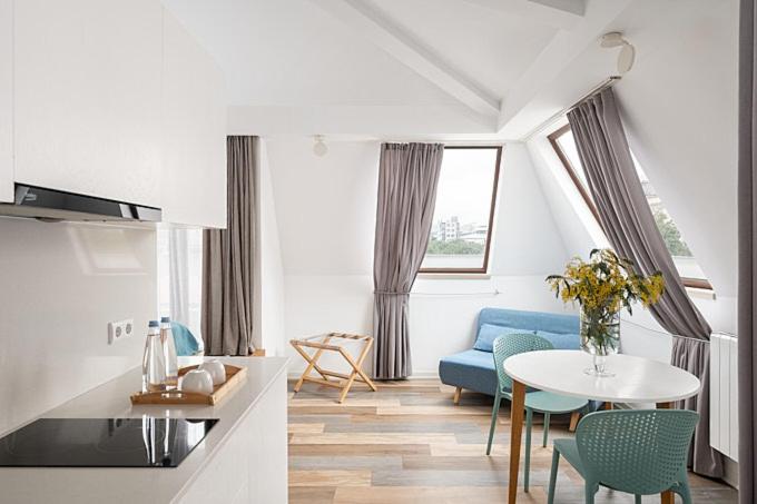 Apartment with View and Balcony - Photo 5