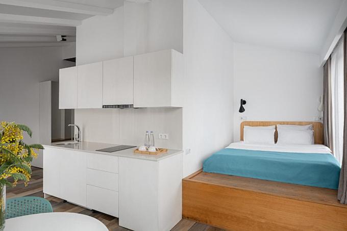 Apartment with View and Balcony - Photo 4