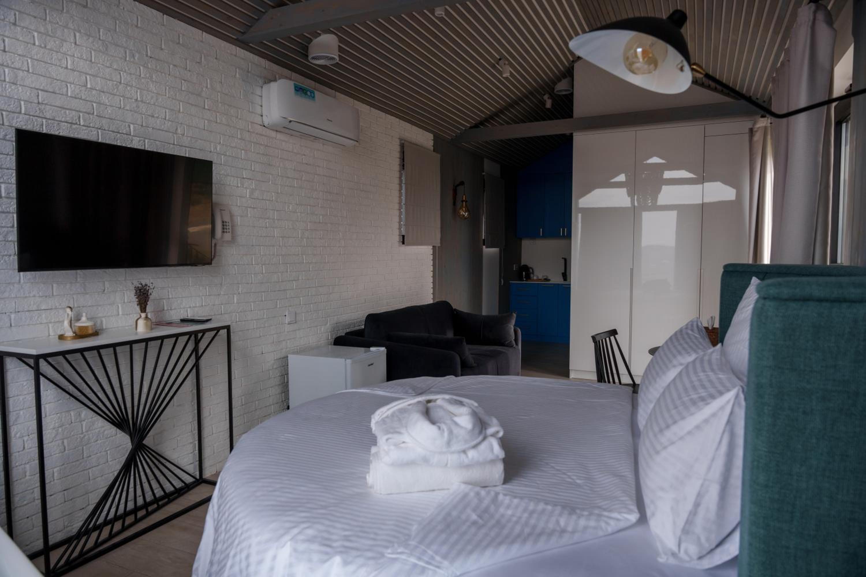 Deluxe Double Room (2 Adults + 1 Child)