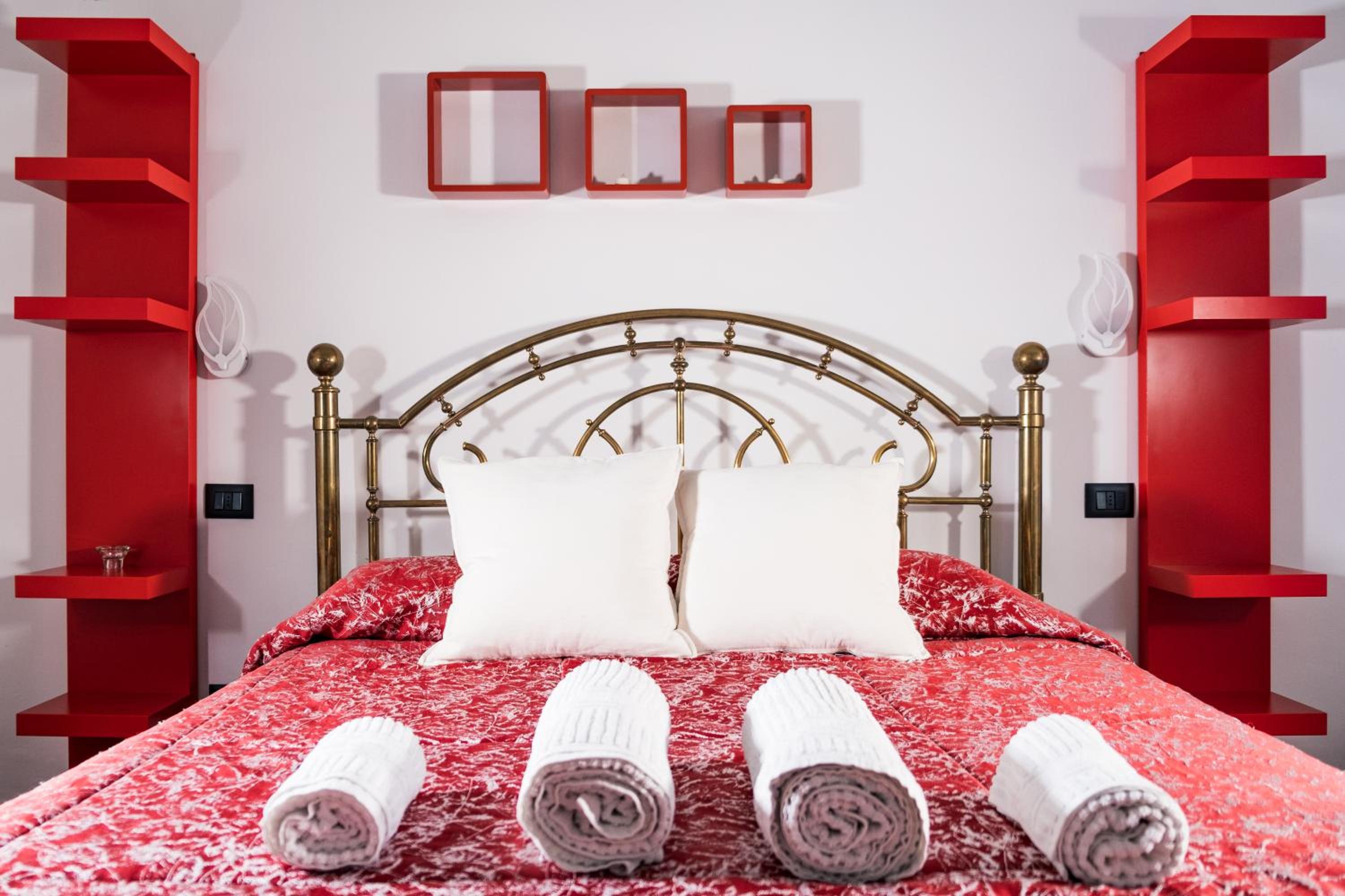 King Room with Balcony - Photo 11