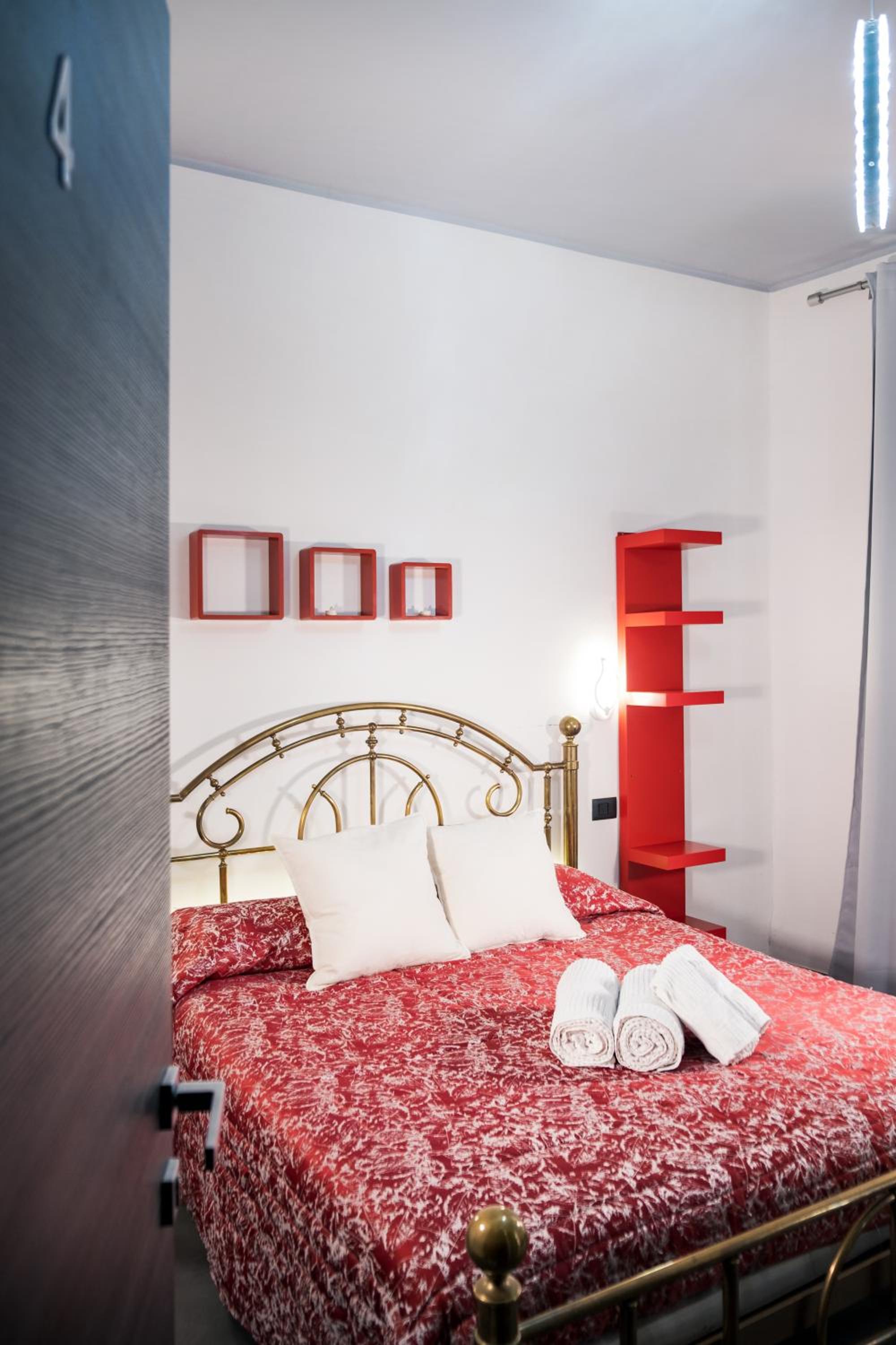 King Room with Balcony - Photo 10