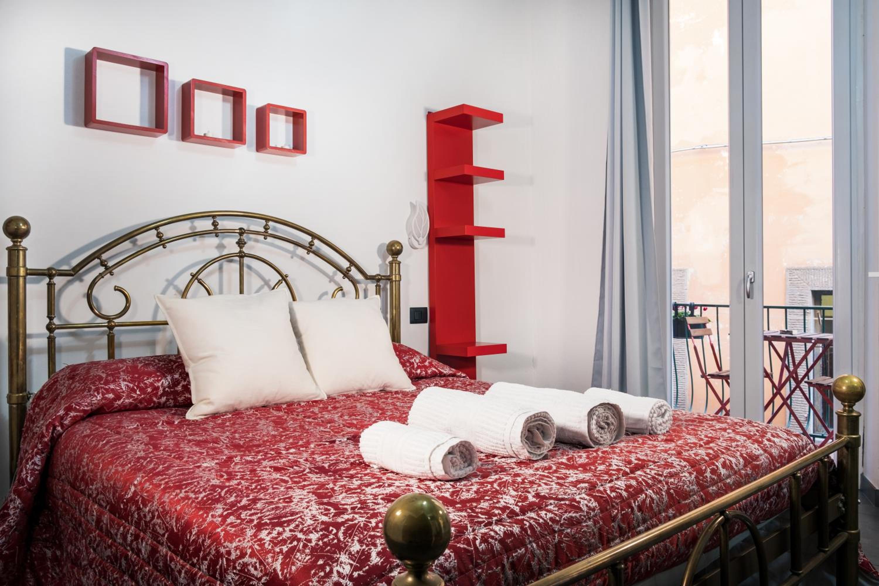 King Room with Balcony - Photo 16