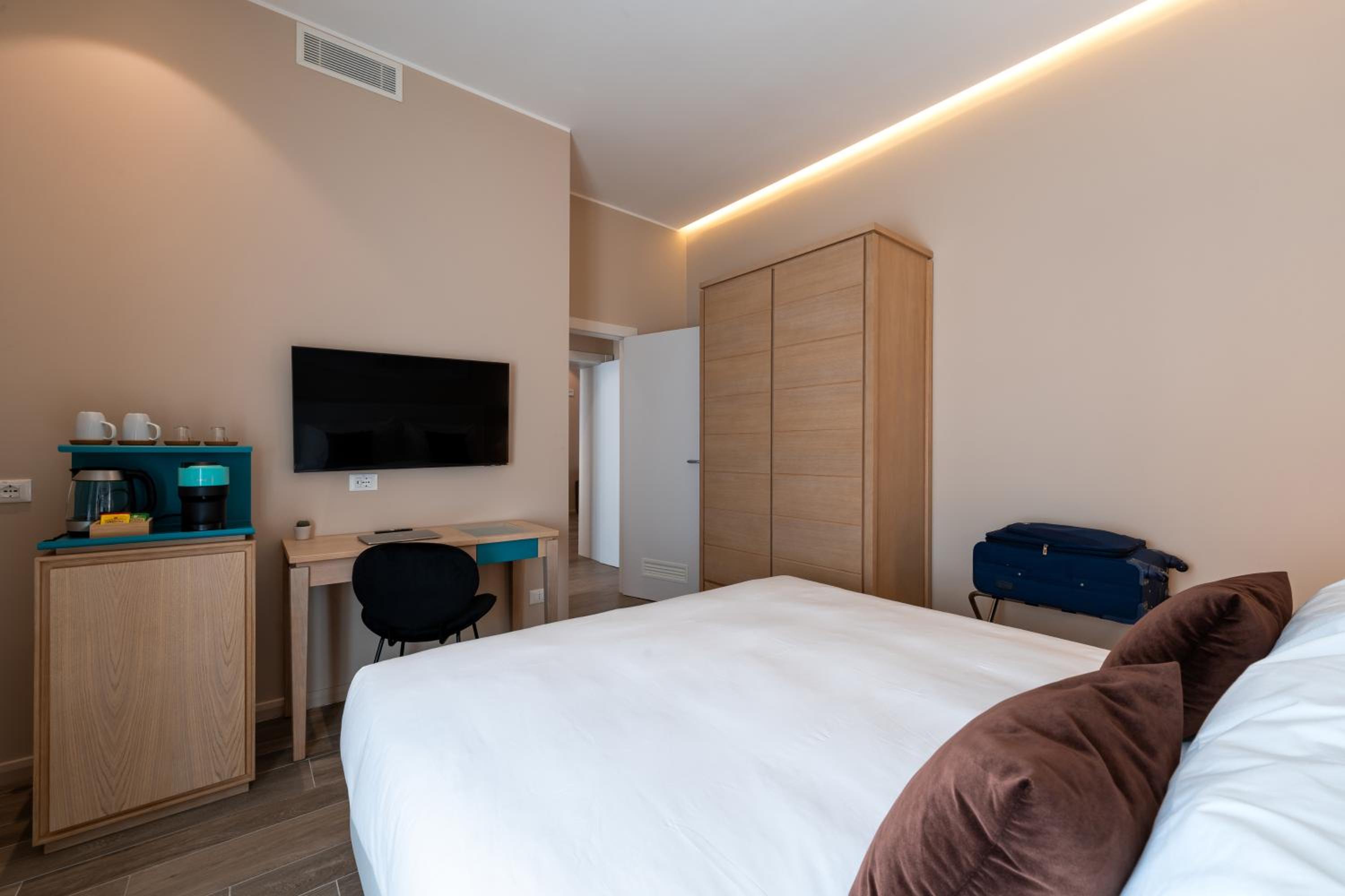 Suite - Photo 10