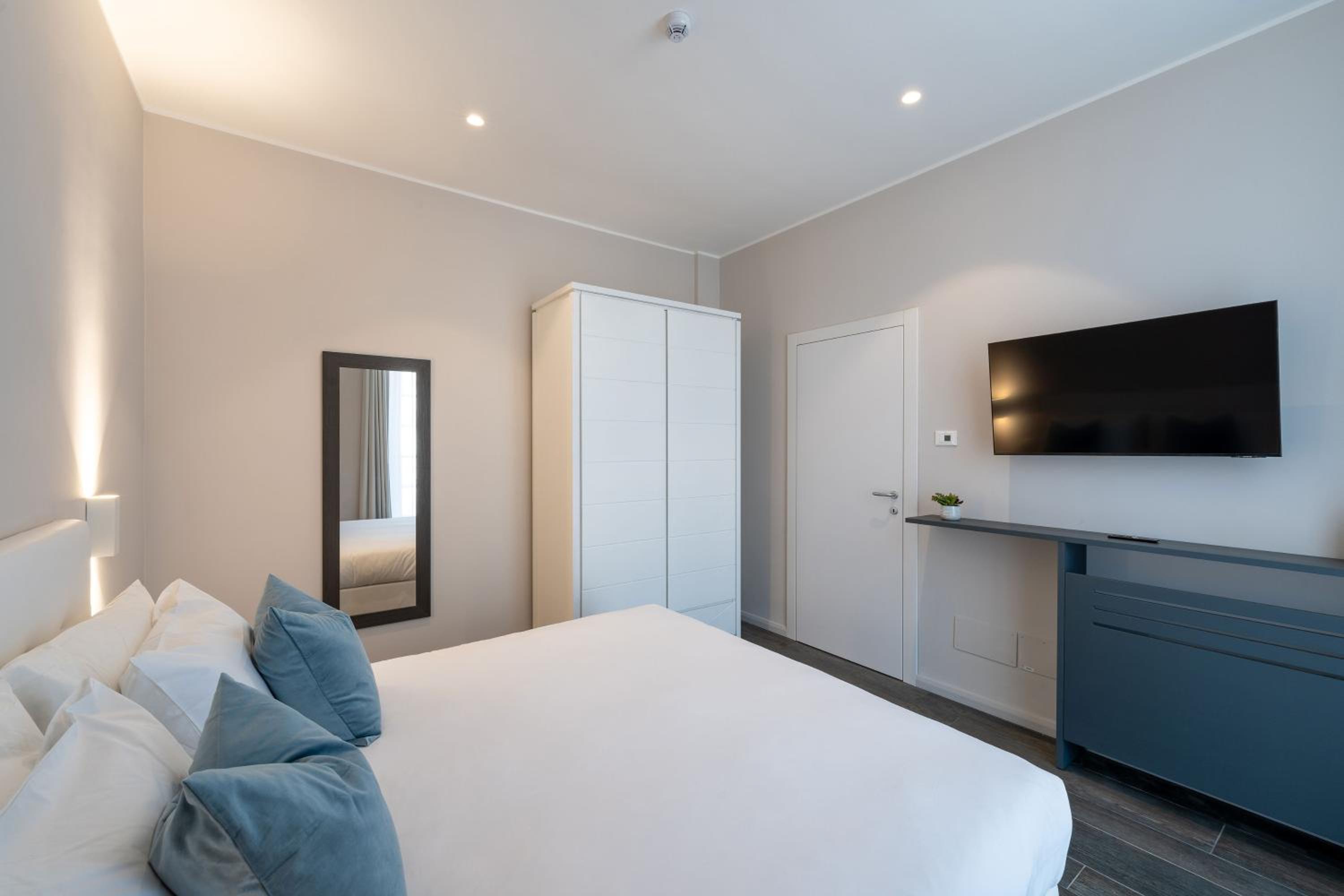 Suite - Photo 13