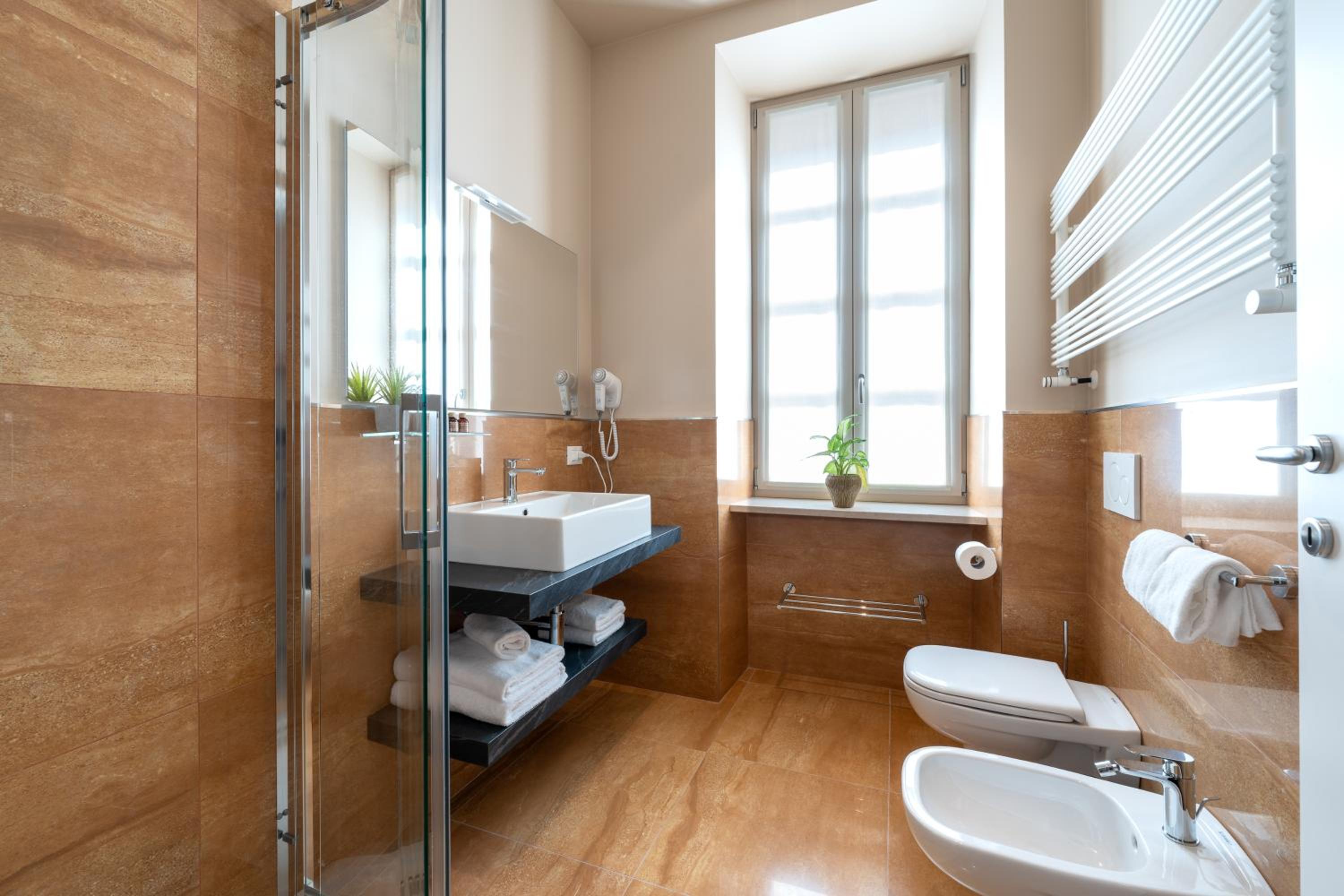 Suite - Photo 11