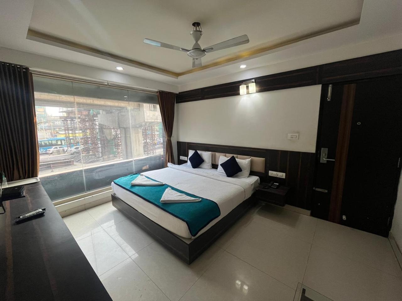 Deluxe Double Room - Photo 9