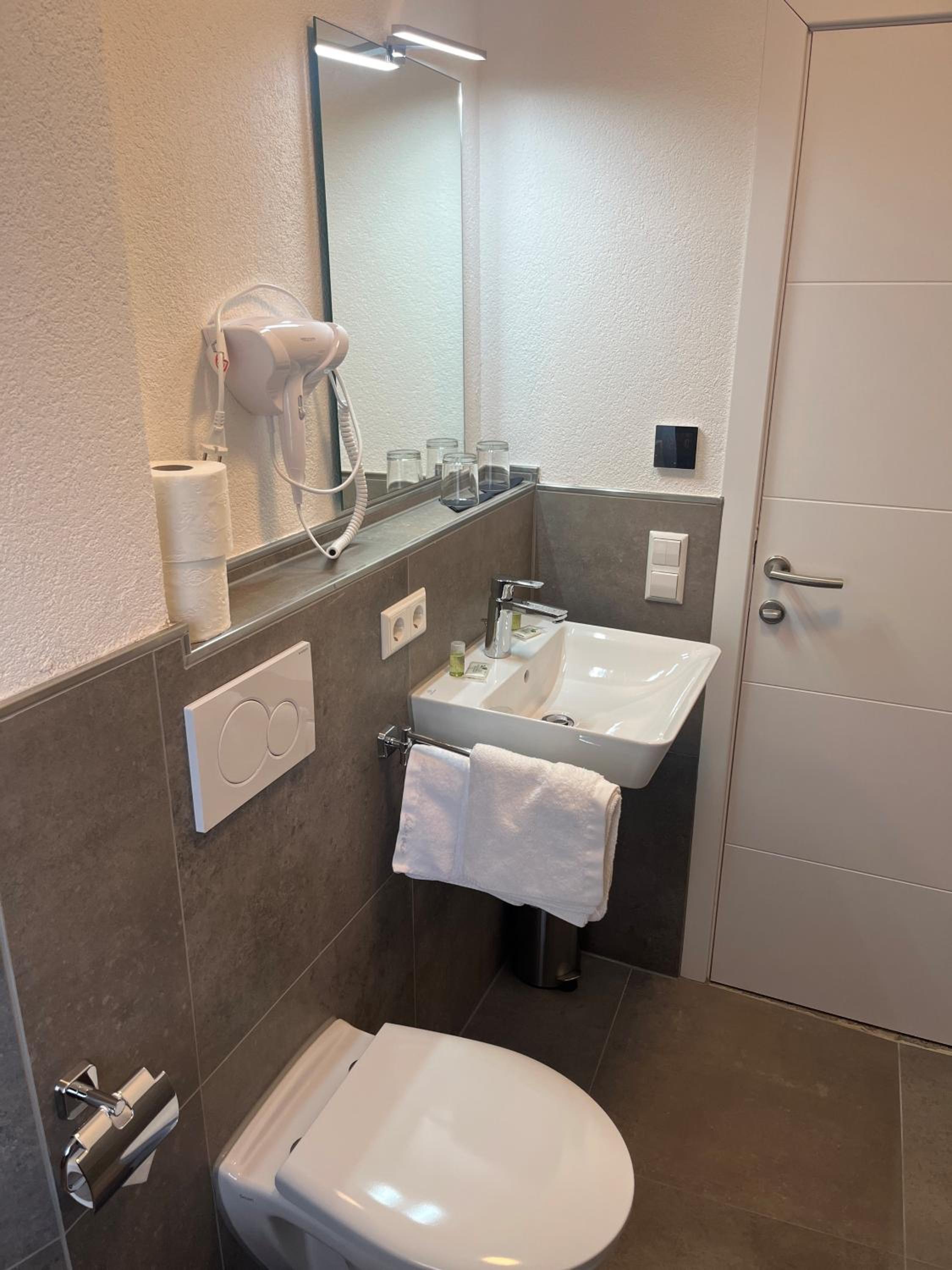 One-Bedroom Apartment with Balcony - Photo 2