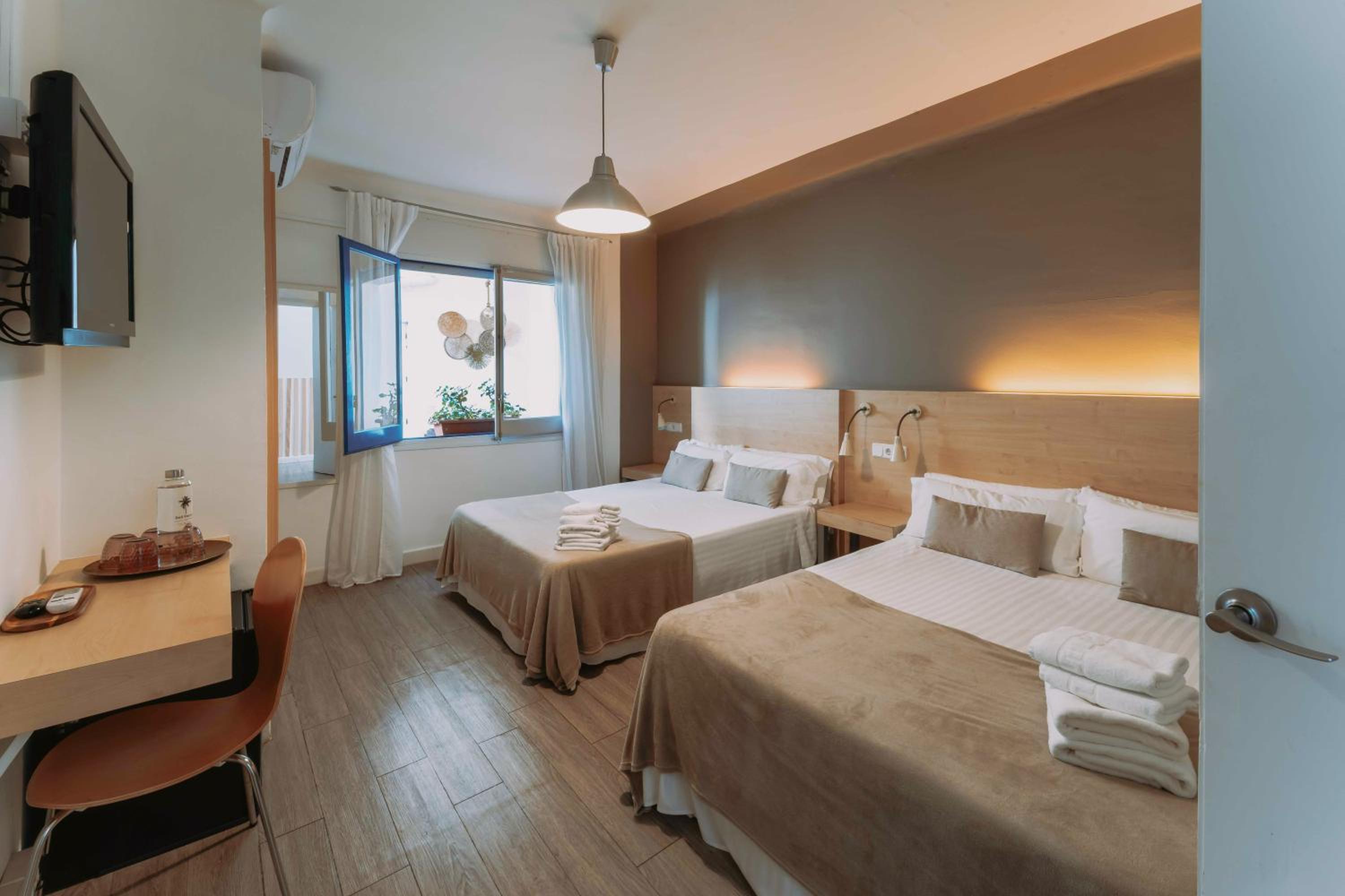 Suite Familiar de Tres Habitaciones con Patio