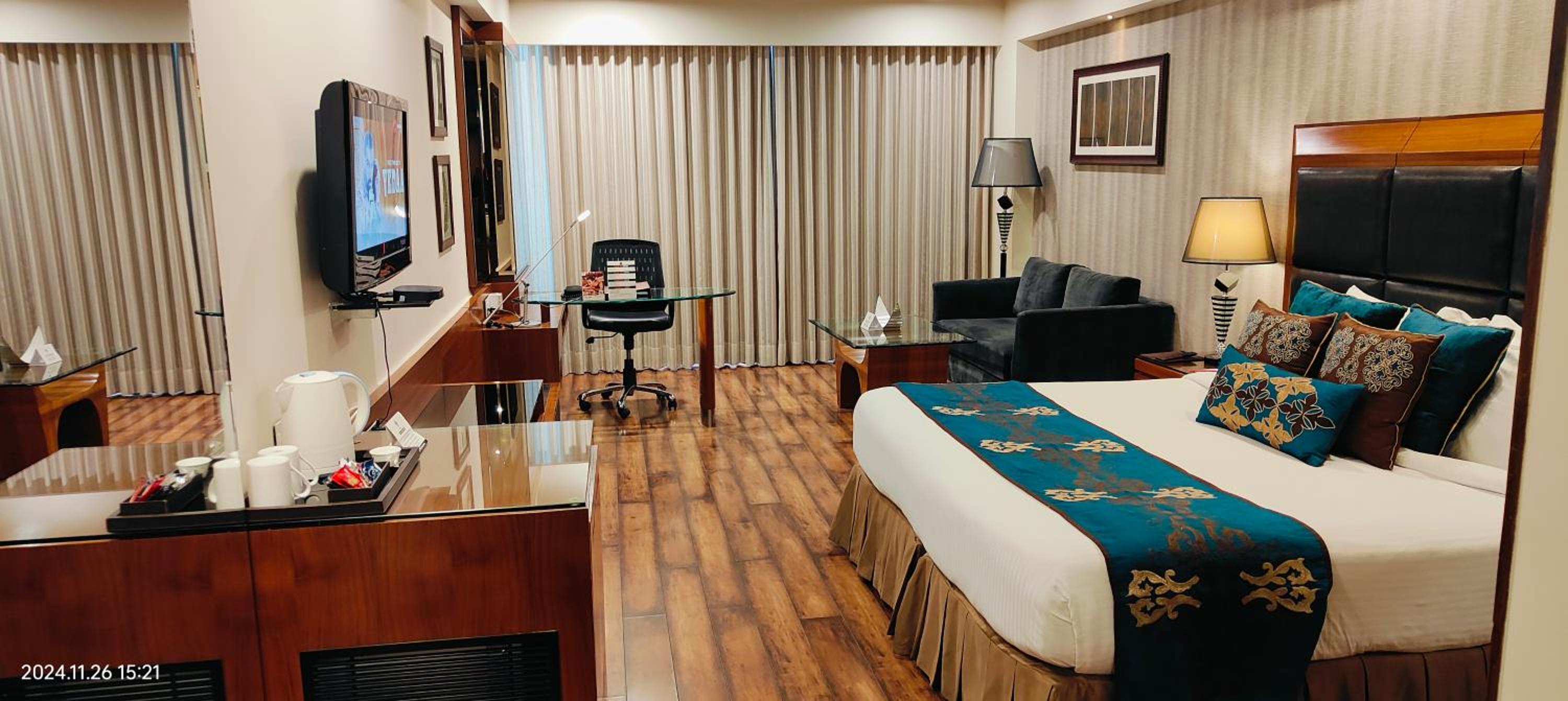 Executive Room - Photo 10