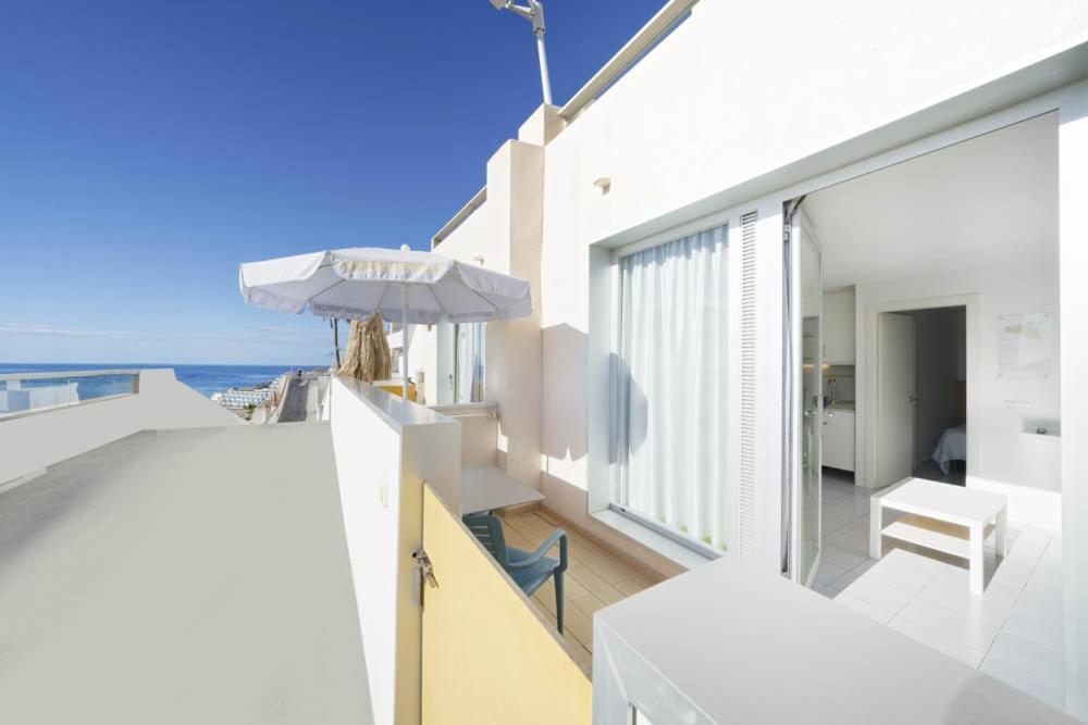 Classic One Bedroom Apartment with small balcony thumbnail 5