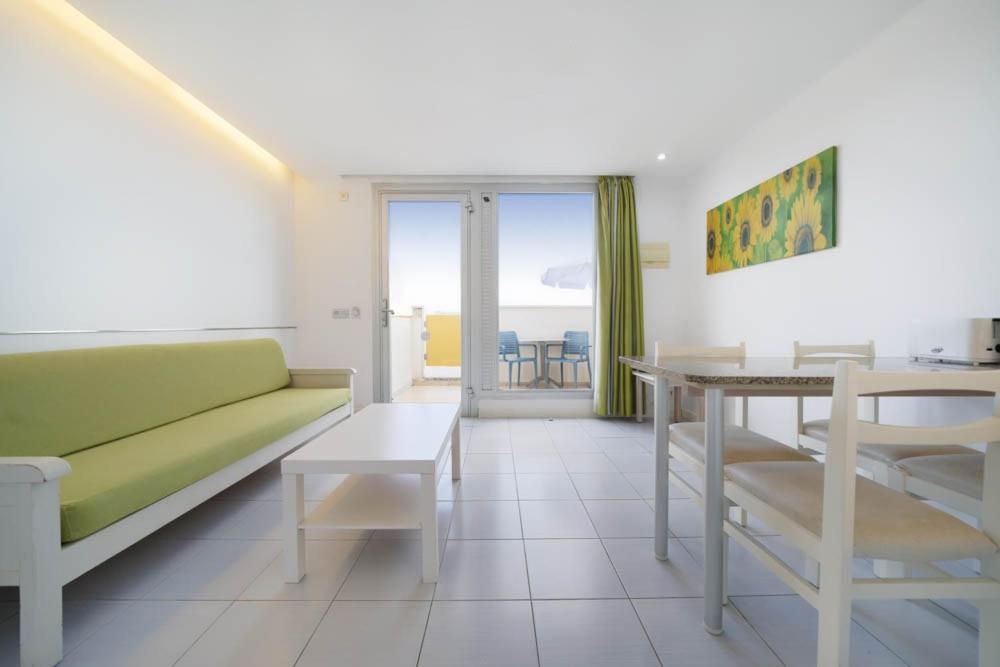 Classic One Bedroom Apartment with small balcony - Photo 9