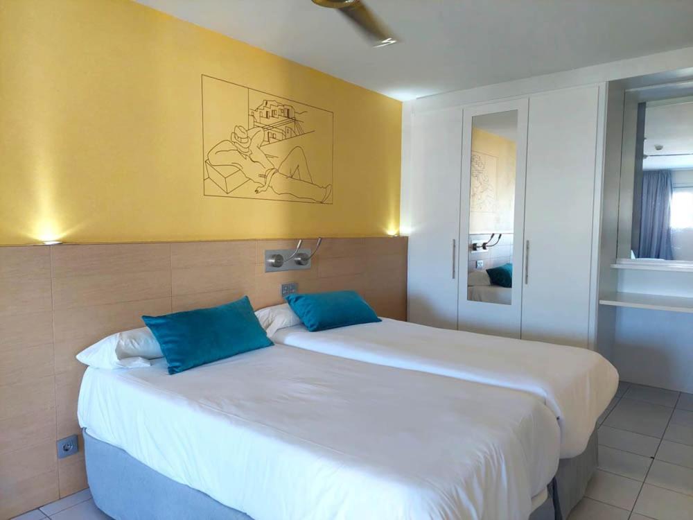 Premium One bedroom apartment with balcony, sea view and Air Conditioning