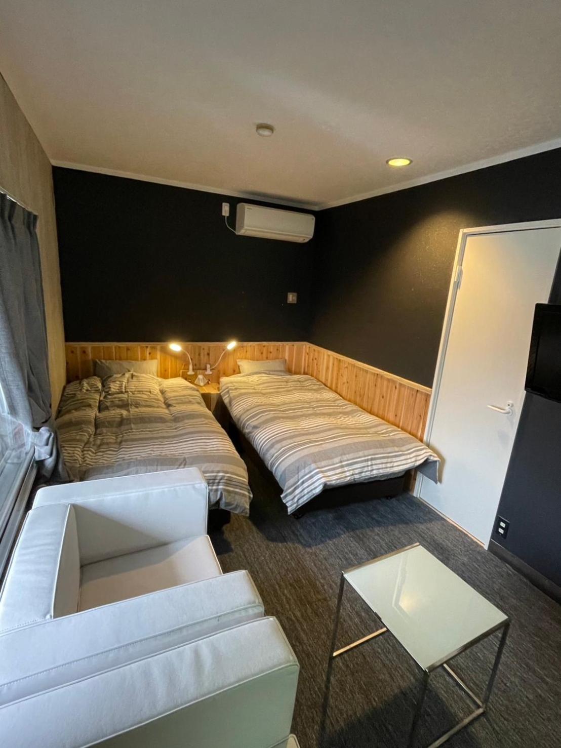 Standard Twin Room with Shared Bathroom photo 3