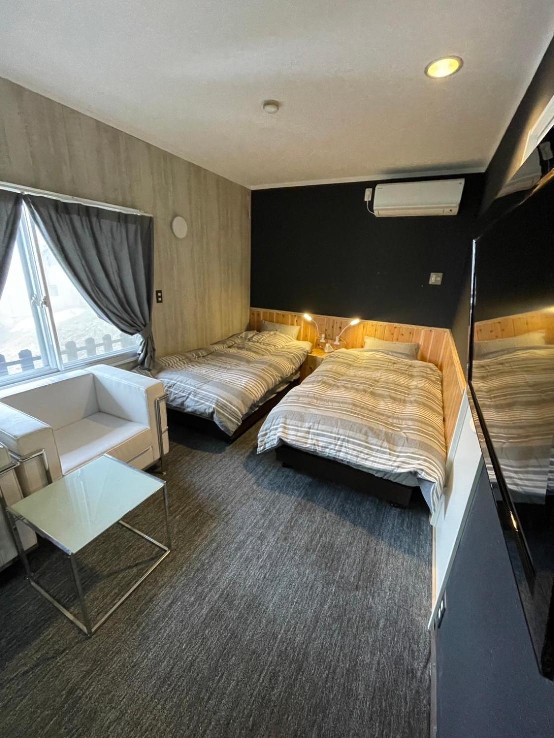 Standard Twin Room with Shared Bathroom photo 2