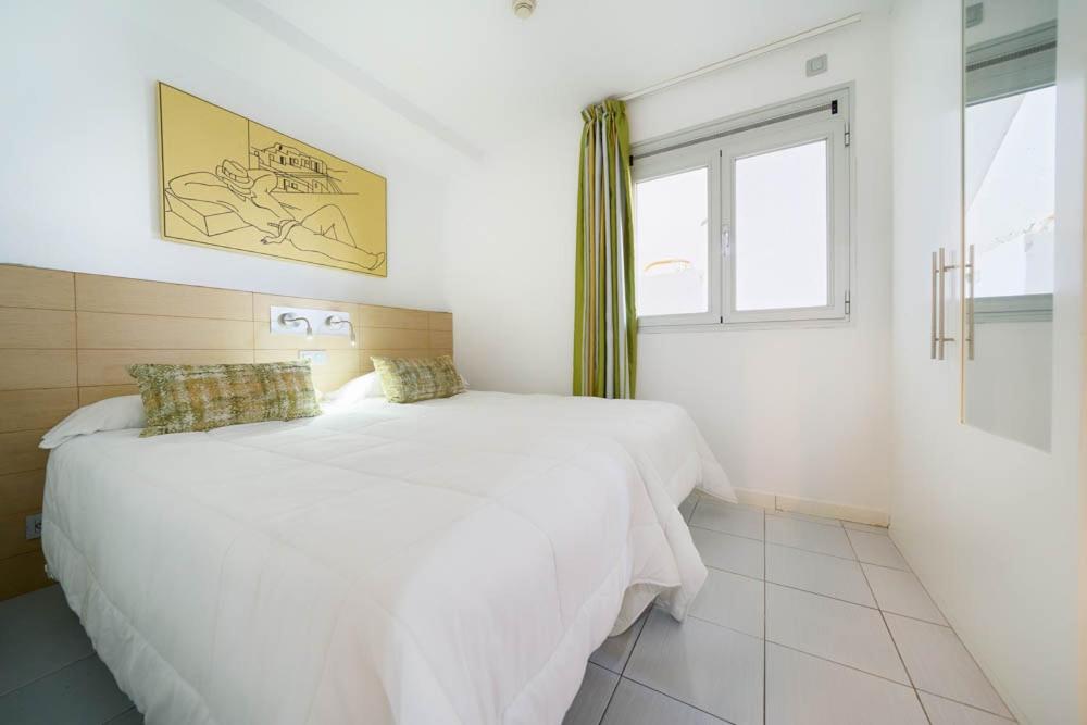 Classic One Bedroom Apartment with Balcony and Sea View and Air Conditioning - Photo 8