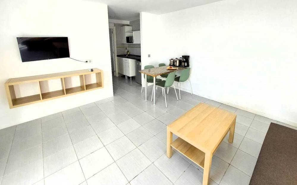 Classic One Bedroom Apartment with Balcony and Sea View and Air Conditioning thumbnail 5