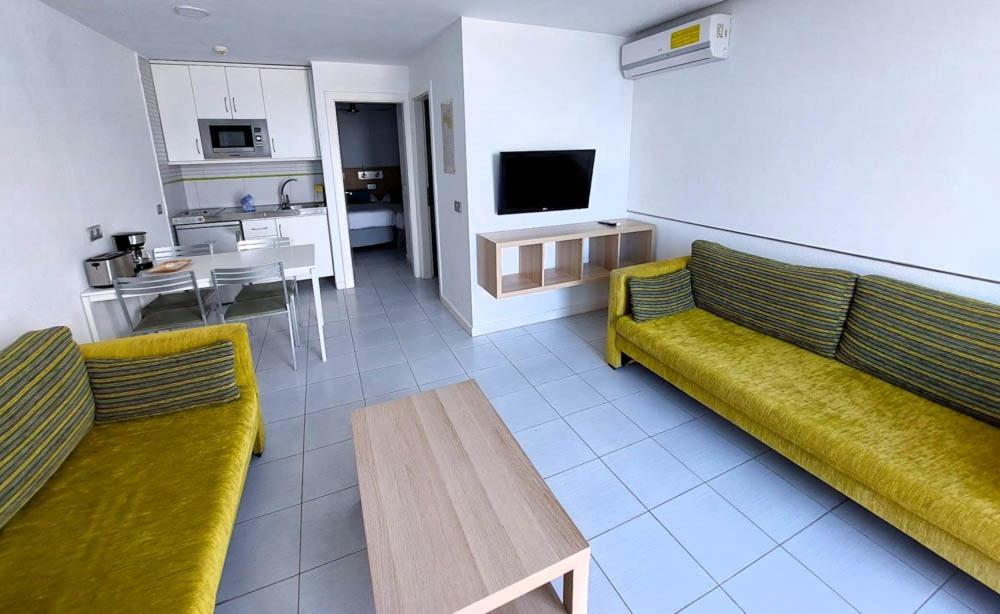 Classic One Bedroom Apartment with Balcony and Sea View and Air Conditioning - Photo 13